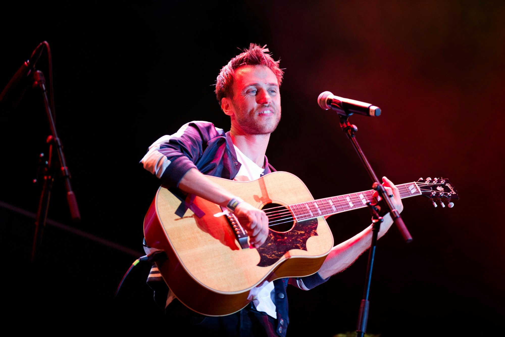 Der deutsche Sänger Clueso legt 2017 auf dem „Highfield-Festival“ eine Akustikeinlage ein.