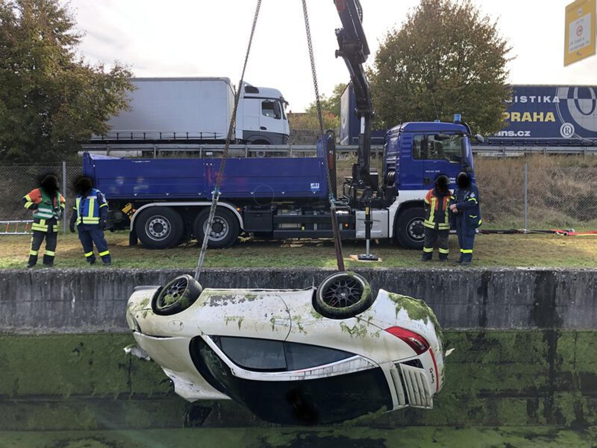 Nachdem das Rückhaltebecken leergepumpt war, konnte die Feuerwehr Gottmadingen den Porsche bergen.