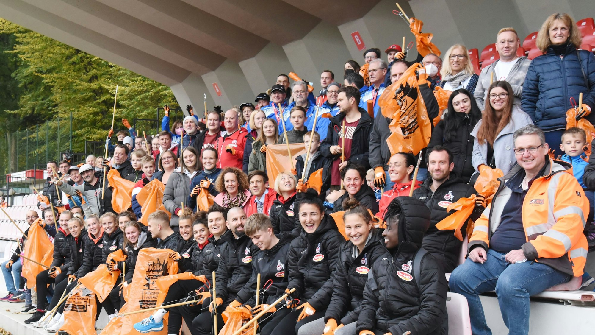 „Kölle putzmunter und FC“.
Aufräumaktion am und um das Geißbockheim.
Fans, Volunteers und die 1. Damenmannschaft des FC arbeiten Hand in Hand.