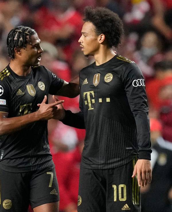 Serge Gnabry (l.) und Leroy Sané klatschen nach dem Spiel von Bayern München in der Champions League miteinander ab.