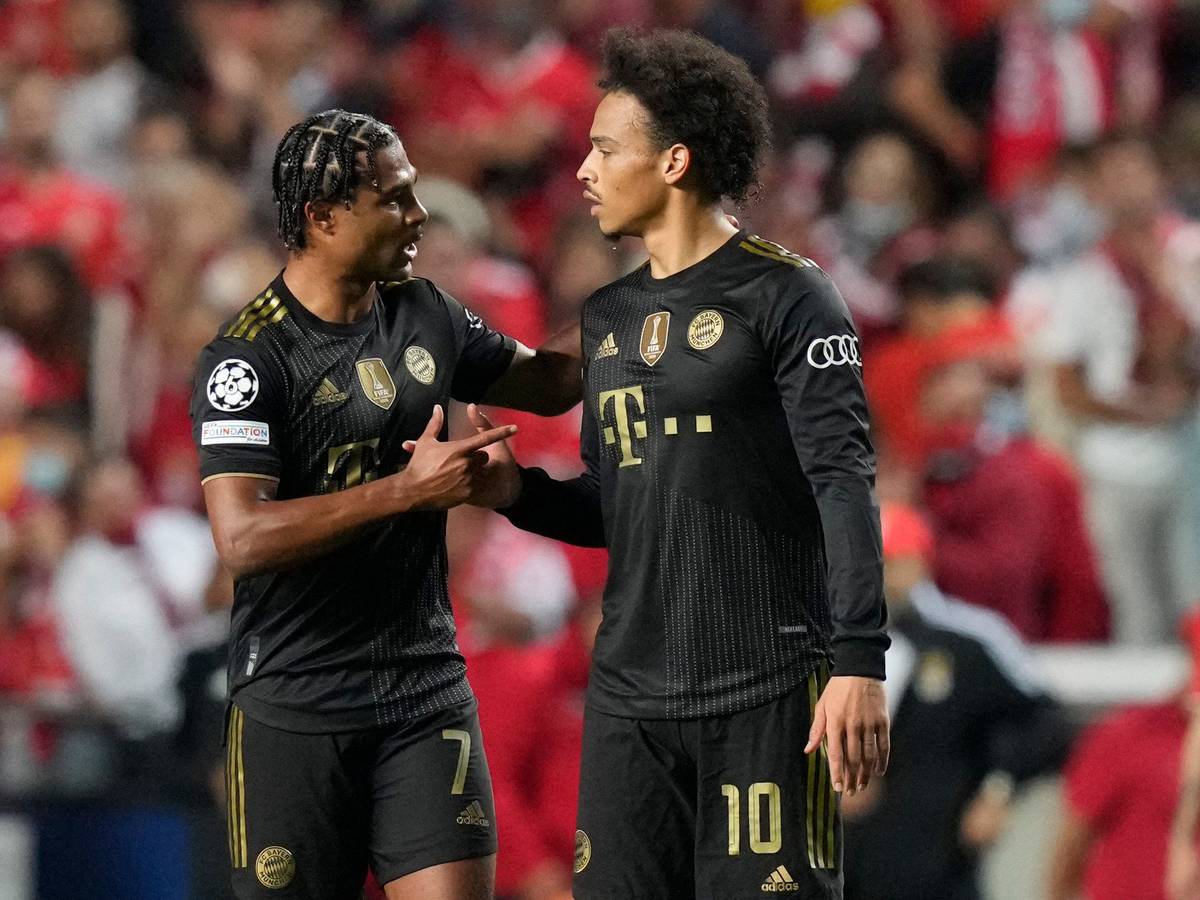 Serge Gnabry (l.) und Leroy Sané klatschen nach dem Spiel von Bayern München in der Champions League miteinander ab.
