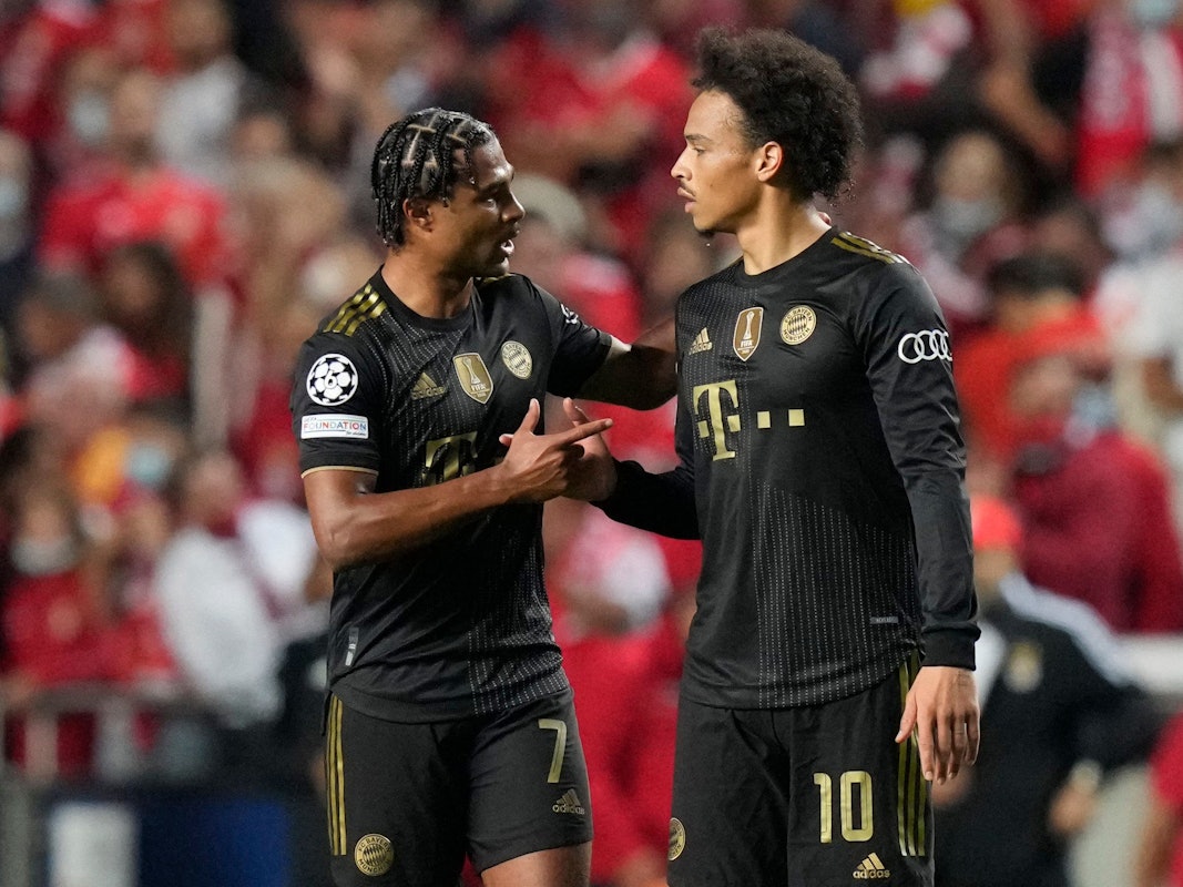 Serge Gnabry (l.) und  Leroy Sané klatschen nach dem Spiel von Bayern München in der Champions League miteinander ab.