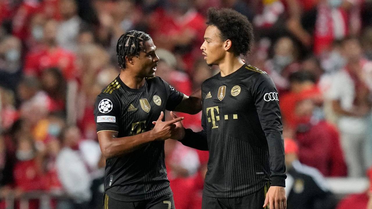 Serge Gnabry (l.) und Leroy Sané klatschen nach dem Spiel von Bayern München in der Champions League miteinander ab.