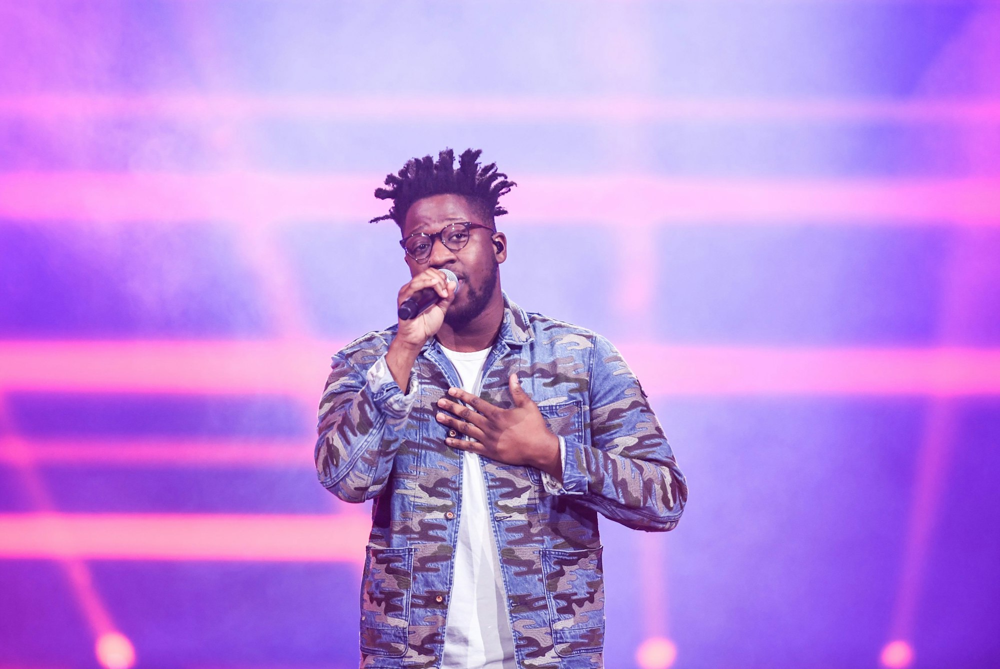 Sänger Kelvin Jones steht während der Wahl der „Miss Germany“ 2020 auf der Bühne.