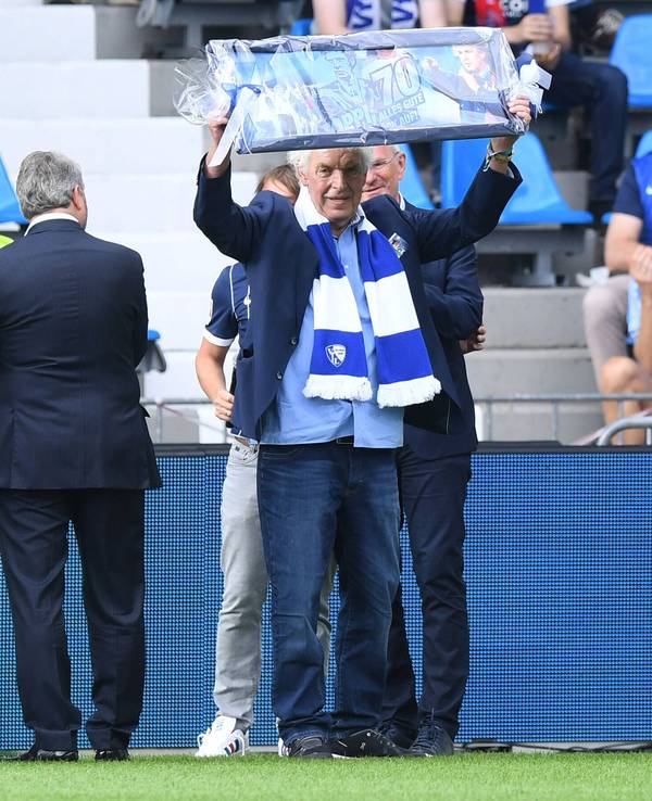 70. Geburtstag von Klaus Toppmöller: Beim VfL Bochum gab es ein Geschenk.