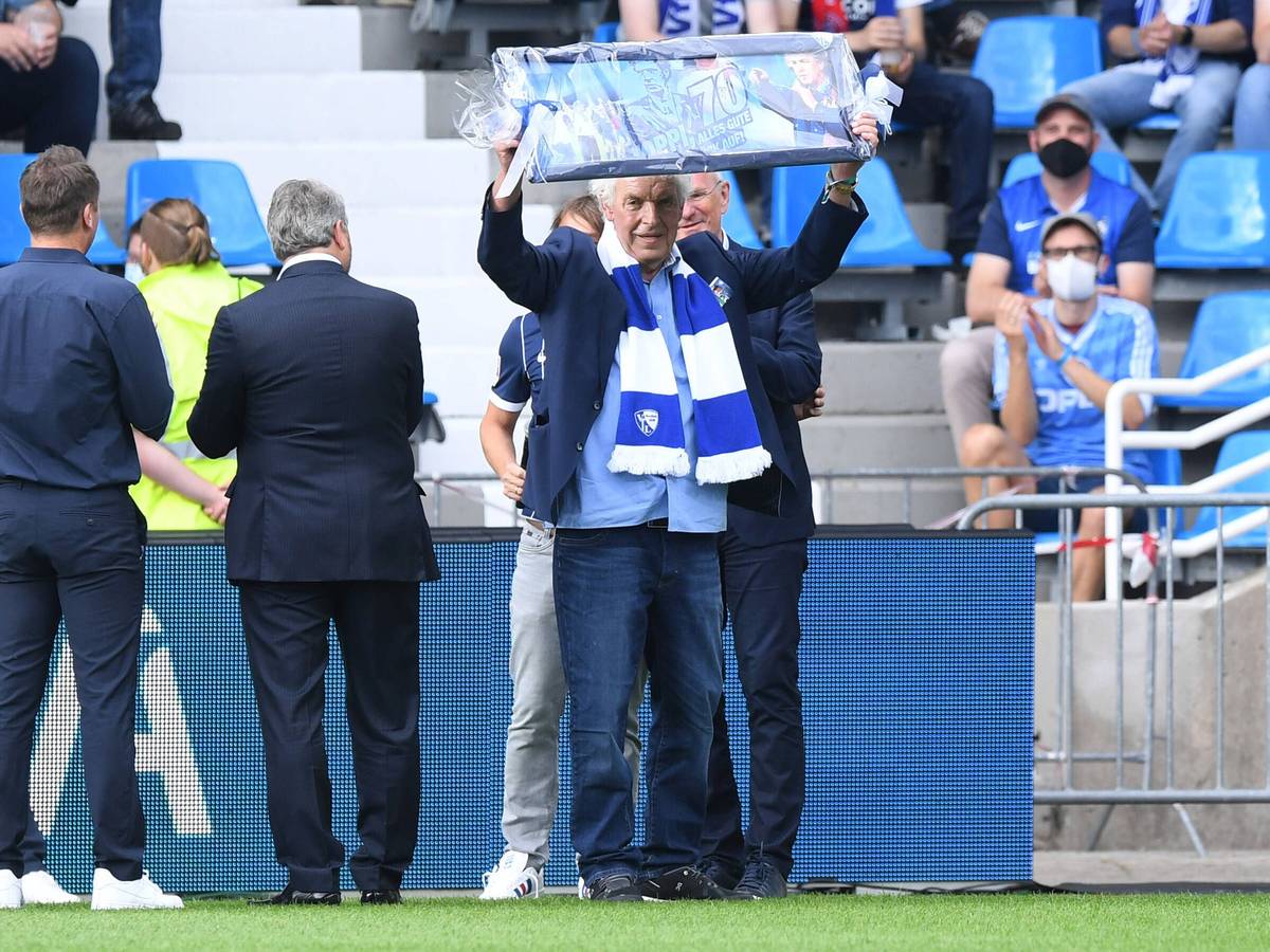 70. Geburtstag von Klaus Toppmöller: Beim VfL Bochum gab es ein Geschenk.