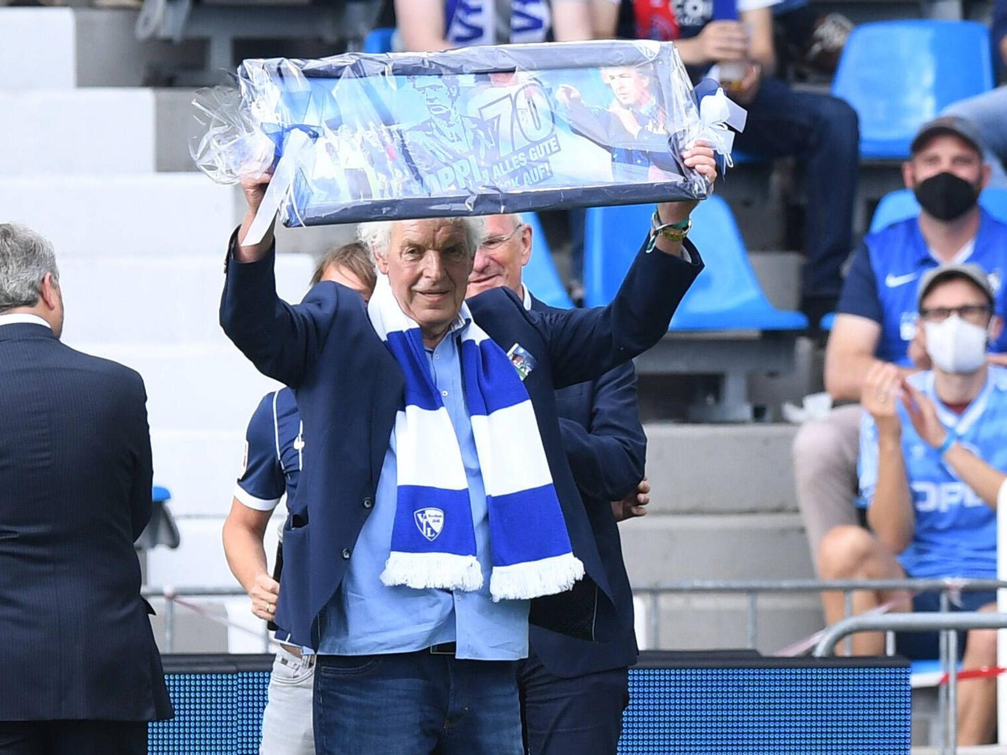 70. Geburtstag von Klaus Toppmöller: Beim VfL Bochum gab es ein Geschenk.