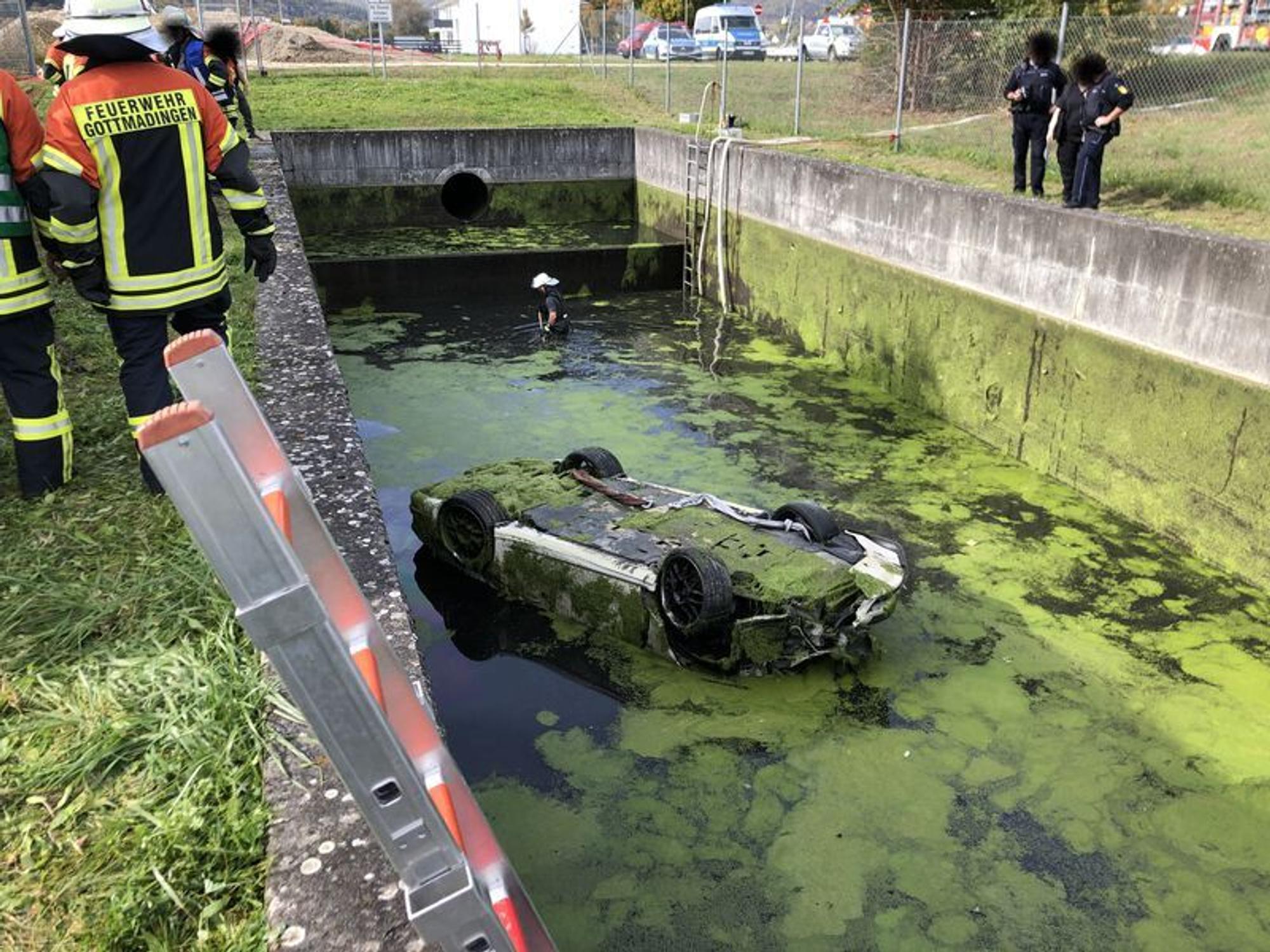 Ein Arbeiter hatte den Porsche in dem Rückhaltebecken durch Zufall entdeckt.