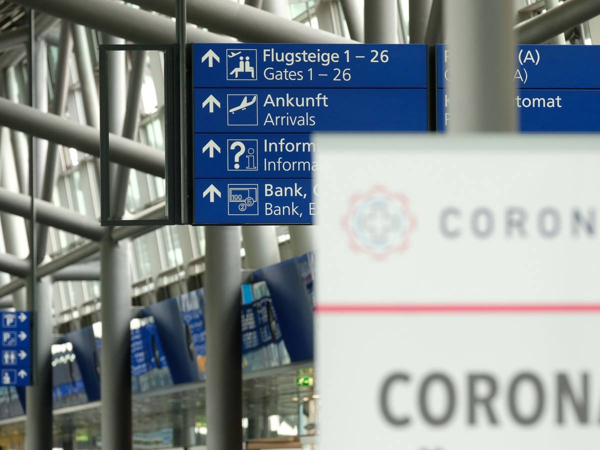 Die Herbstferien verlocken viele zum Verreisen. Doch was geht in Europa und was nicht? Das Symbolfoto (aufgenommen am 1. August 2021) zeigt ein Schild mit der Aufschrift „Coronatest“ im Terminal vom Flughafen Leipzig-Halle.