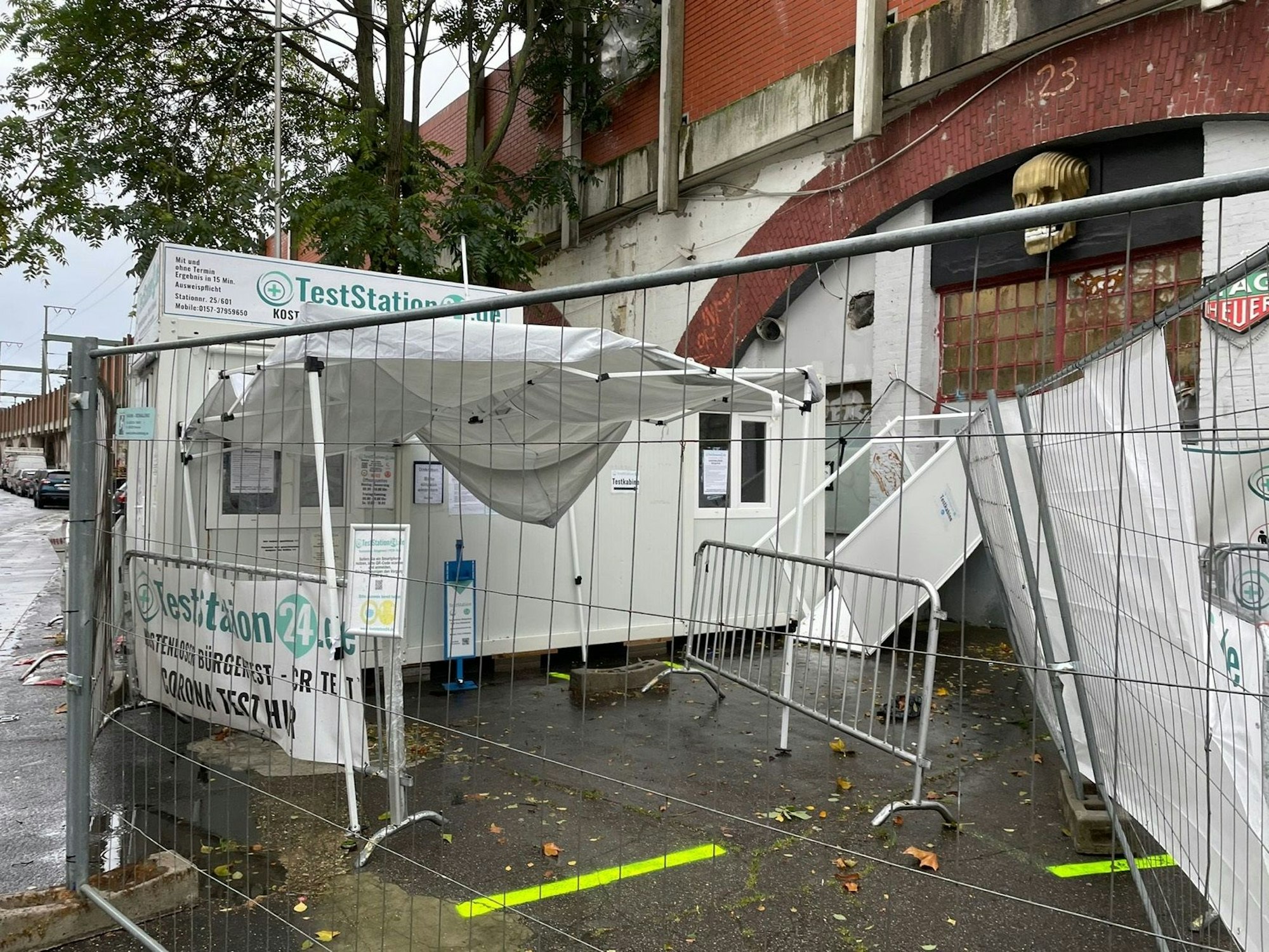 Vom Sturm am 21. Oktober 2021 weggewehte Corona-Teststation in Köln-Ehrenfeld.