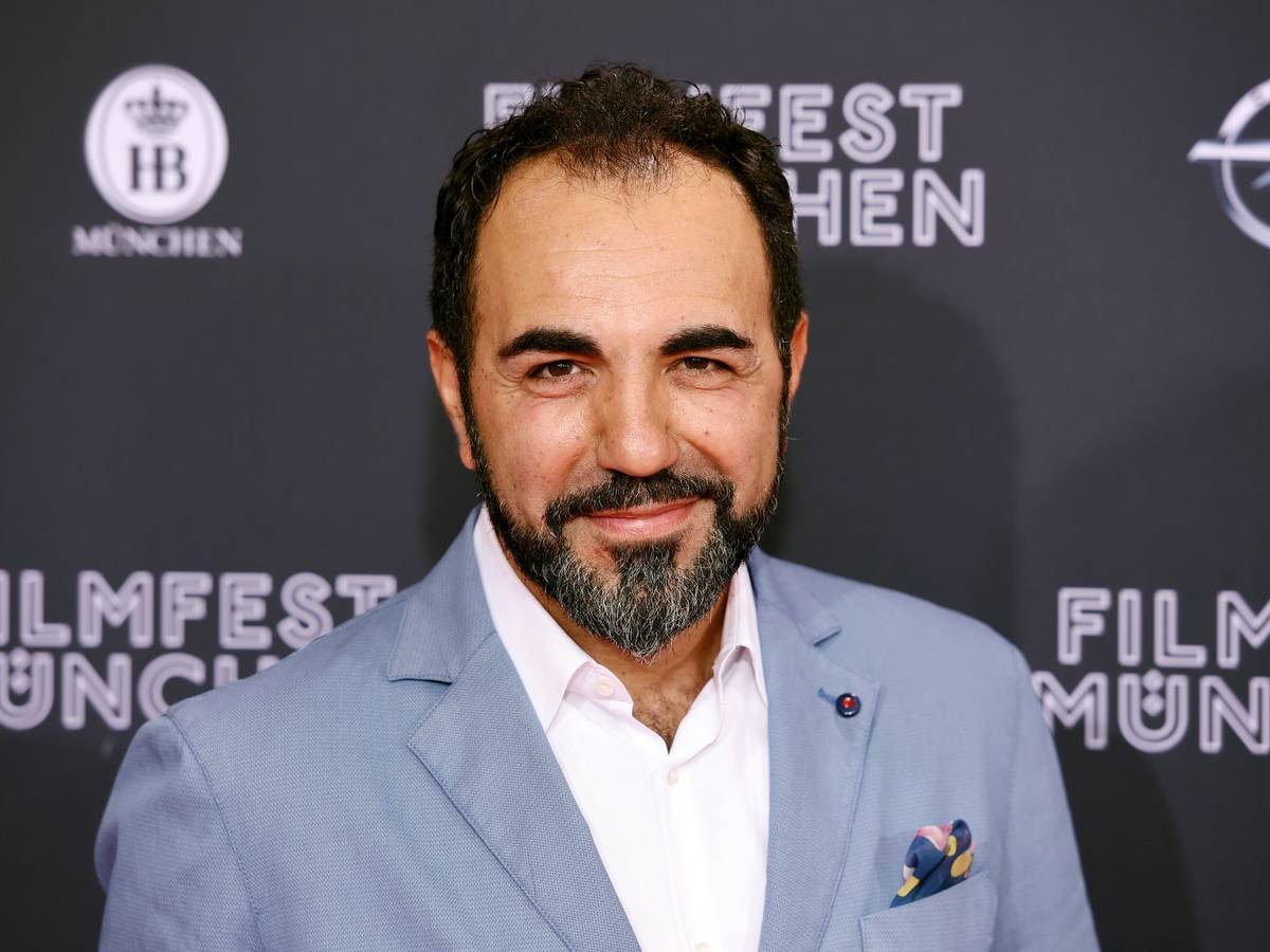 Adnan Maral lächelt in die Kamera.
