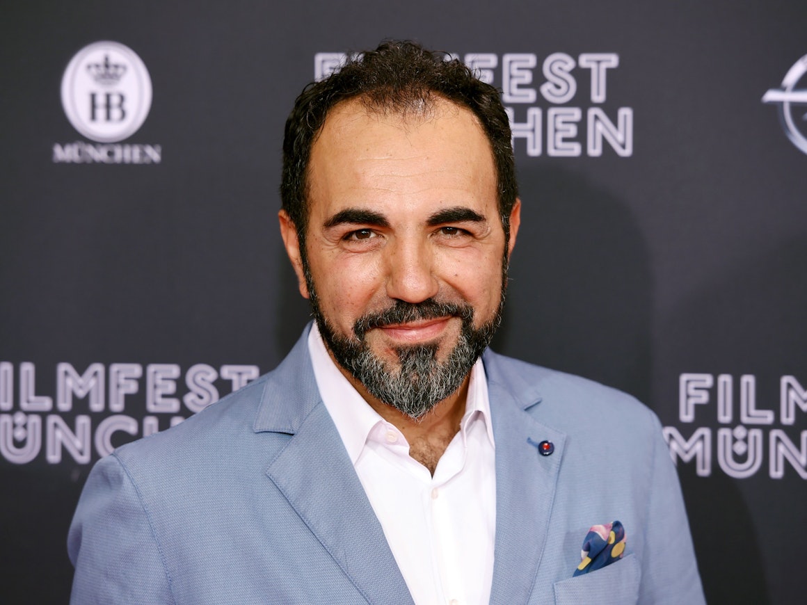 Adnan Maral lächelt in die Kamera.