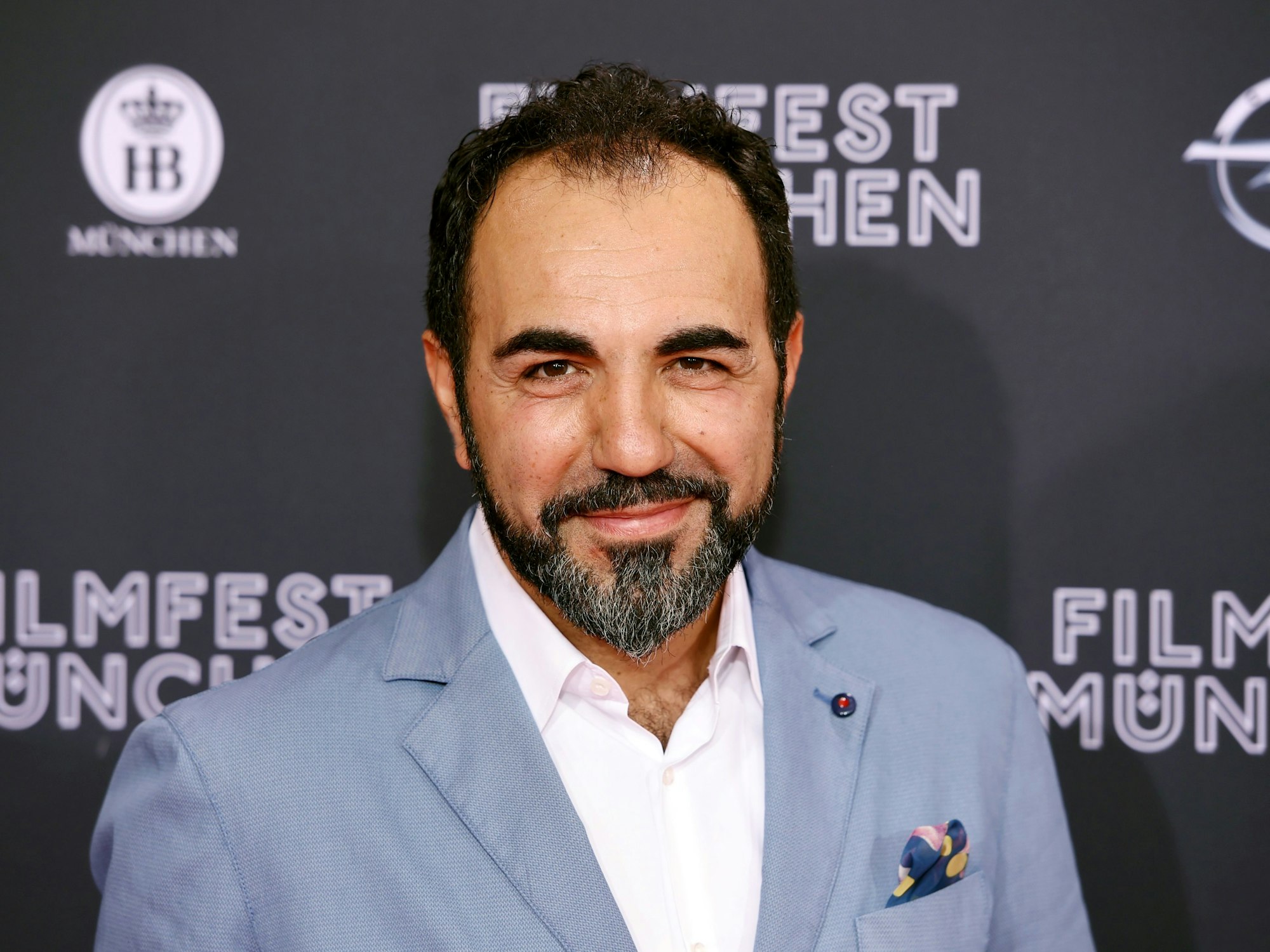 Adnan Maral lächelt in die Kamera.