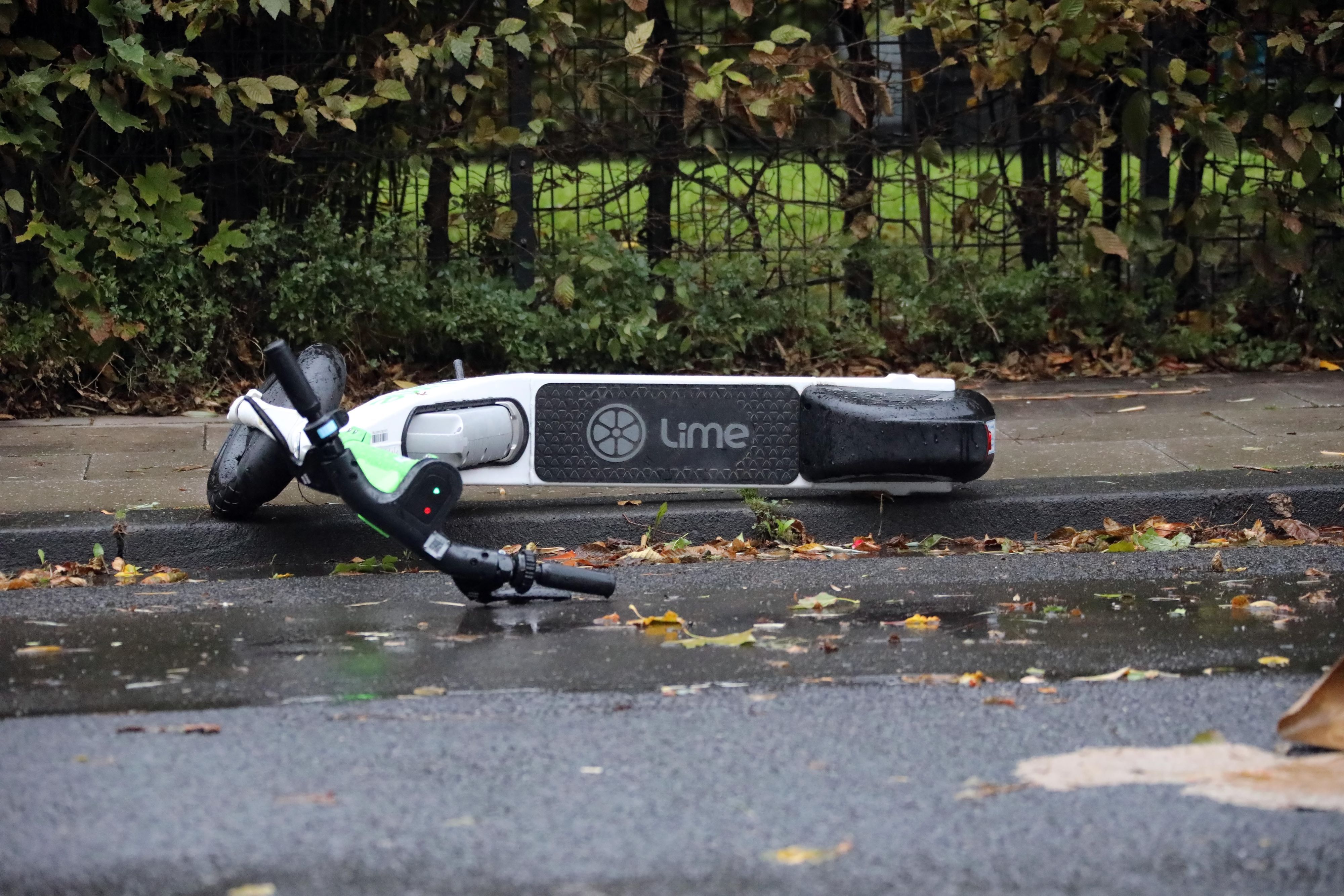 Ein umgestürzter E-Scooter liegt am 21. Oktober 2021 an der Ulrepforte in Köln.