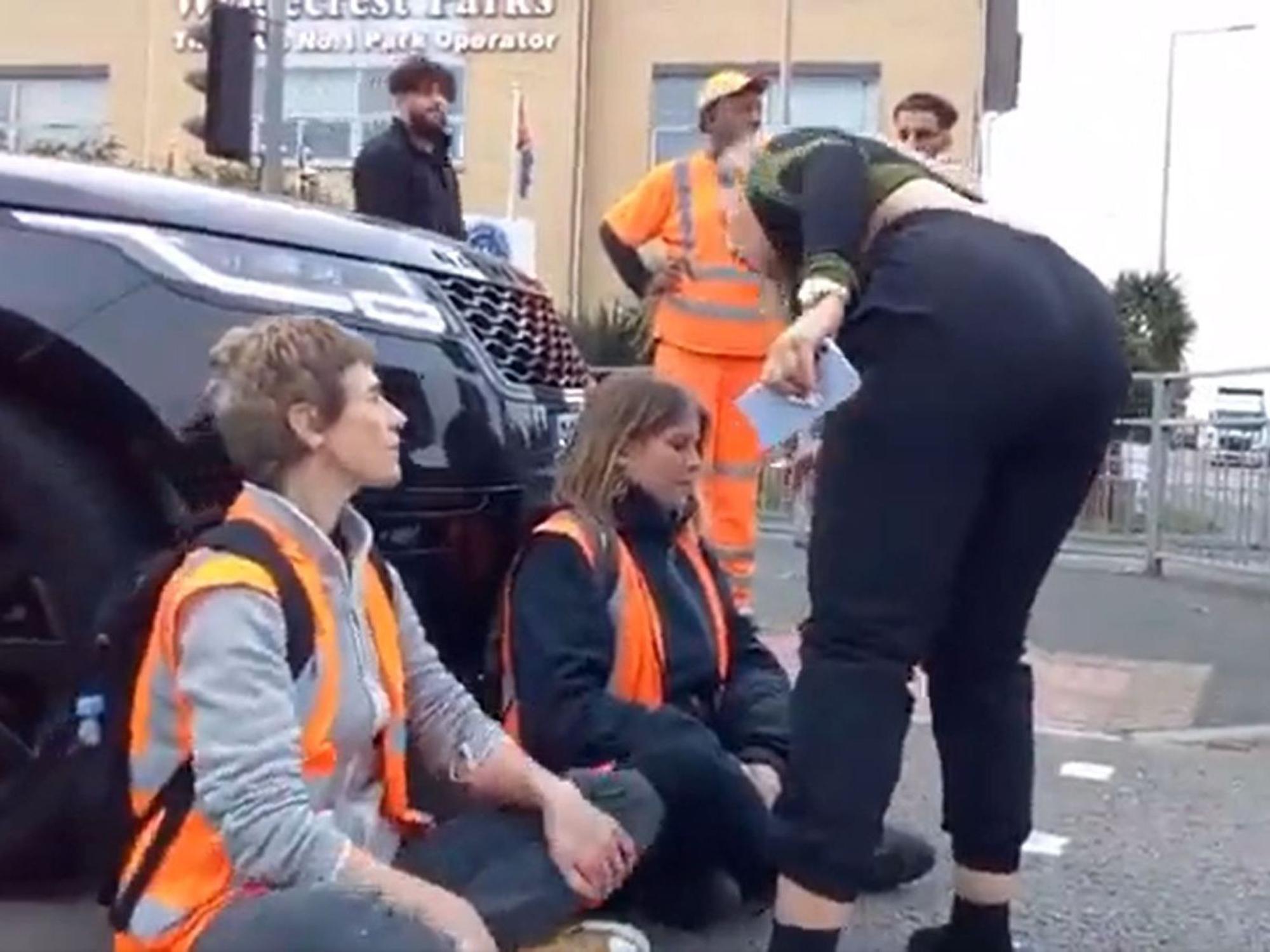 Als eine Mutter mit ihrem SUV in Thurrock auf Klima-Aktivisten trifft, eskaliert die Situation.