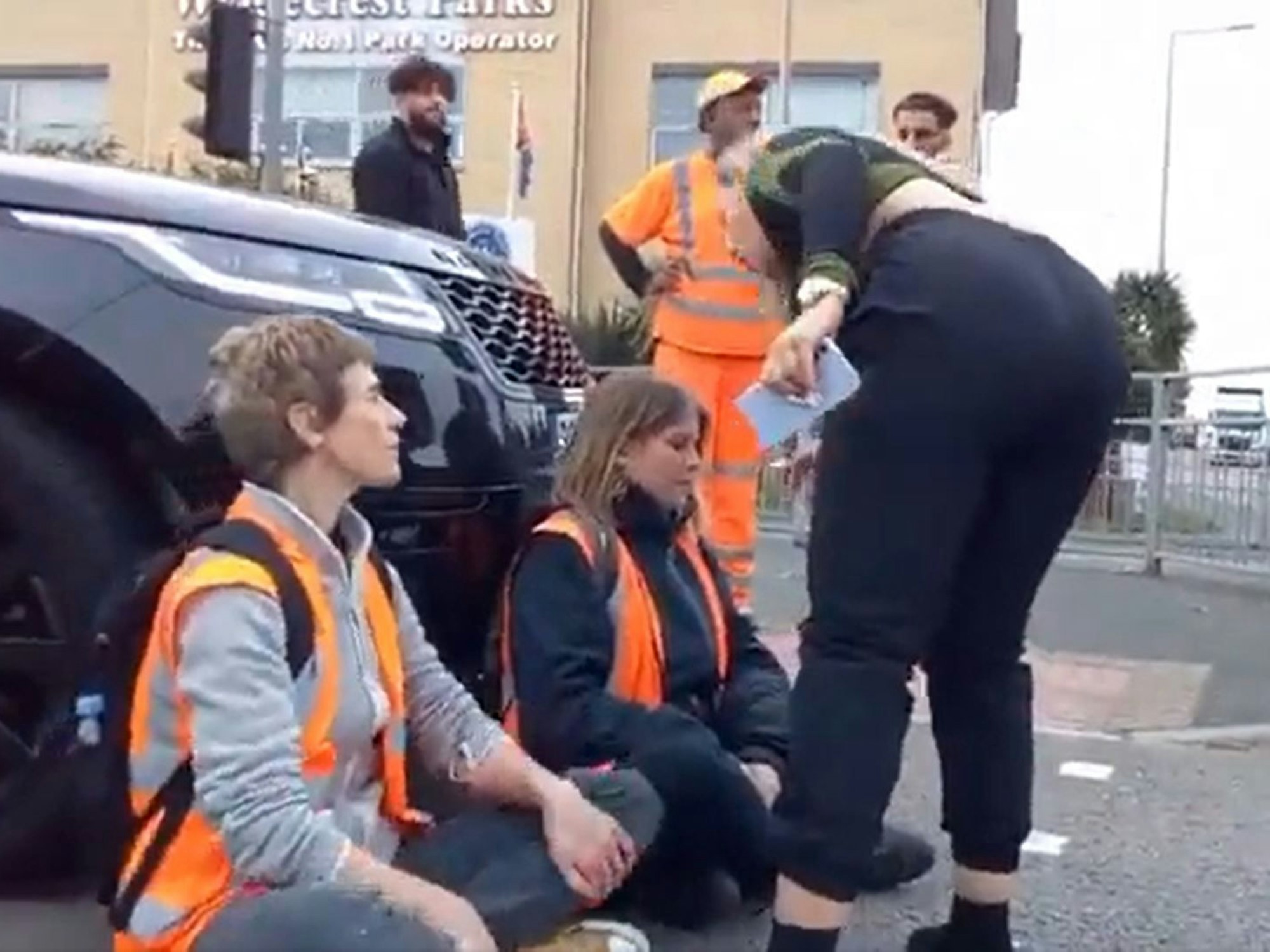 Als eine Mutter mit ihrem SUV in Thurrock auf Klima-Aktivisten trifft, eskaliert die Situation.