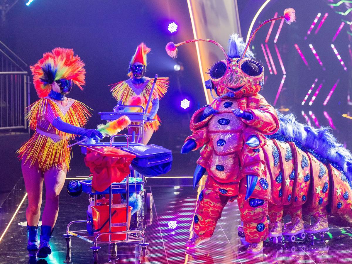 Die Raupe verwandelte mit ihrem Auftritt das Studio von „The Masked Singer“ in eine große Party. Ruth Moschner hat eine Theorie zur Raupe, die es in sich hat.