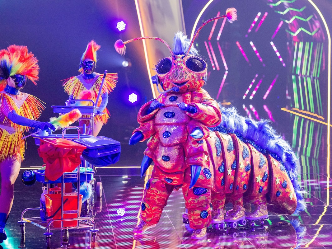 Die Raupe verwandelte mit ihrem Auftritt das Studio von „The Masked Singer“ in eine große Party. Ruth Moschner hat eine Theorie zur Raupe, die es in sich hat.