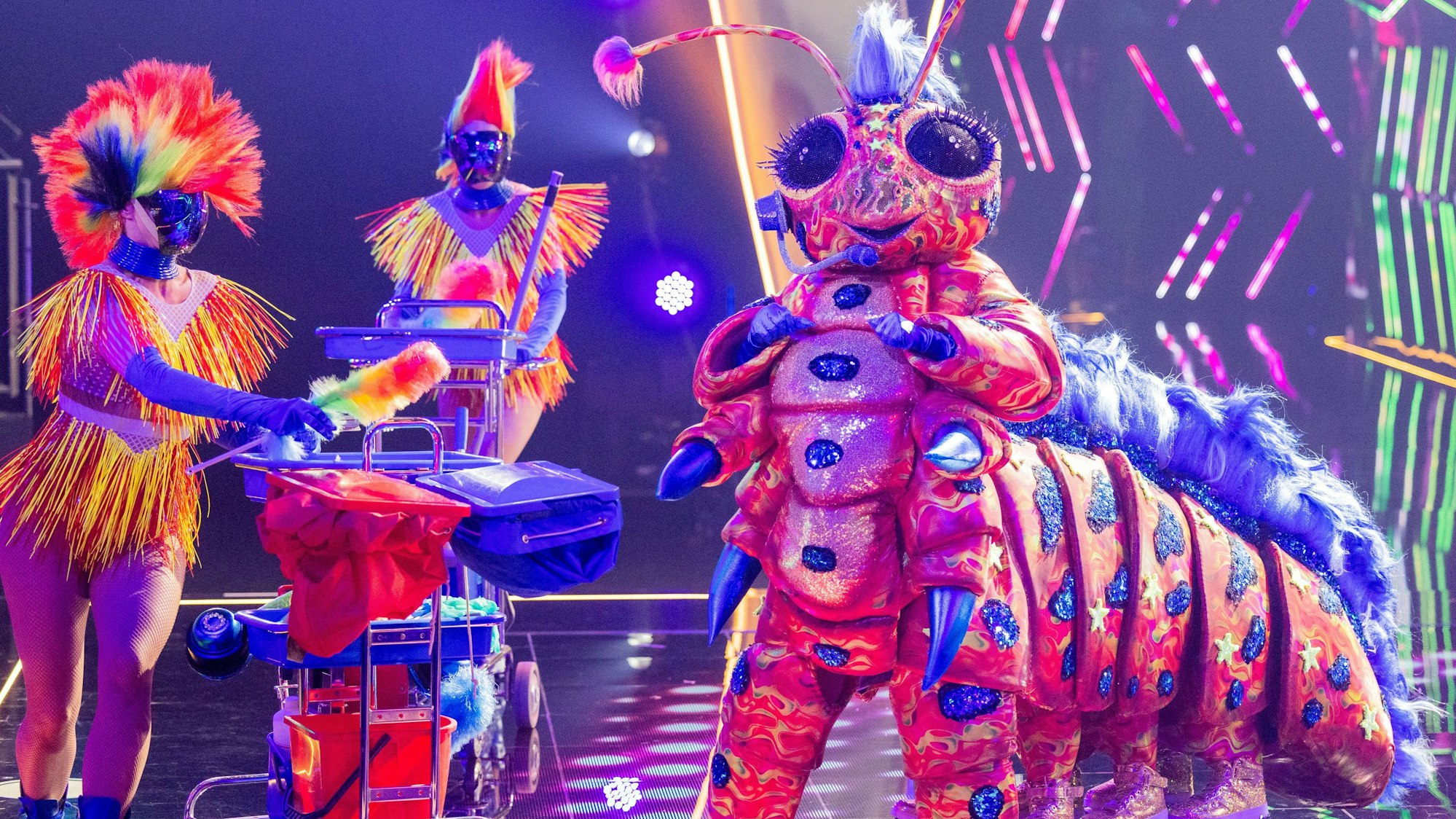 Die Raupe verwandelte mit ihrem Auftritt das Studio von „The Masked Singer“ in eine große Party. Ruth Moschner hat eine Theorie zur Raupe, die es in sich hat.