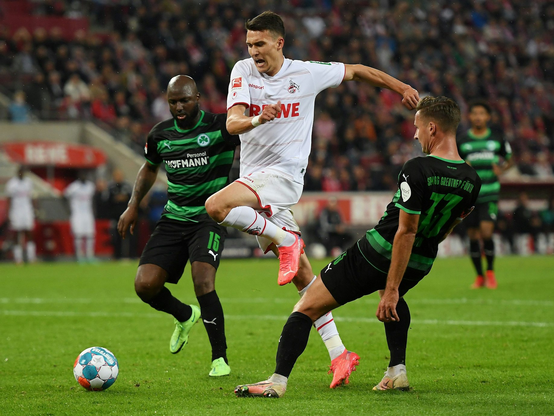 Dejan Ljubicic im Zeikampf beim Heimsieg über Greuther Fürth am 01. Oktober.