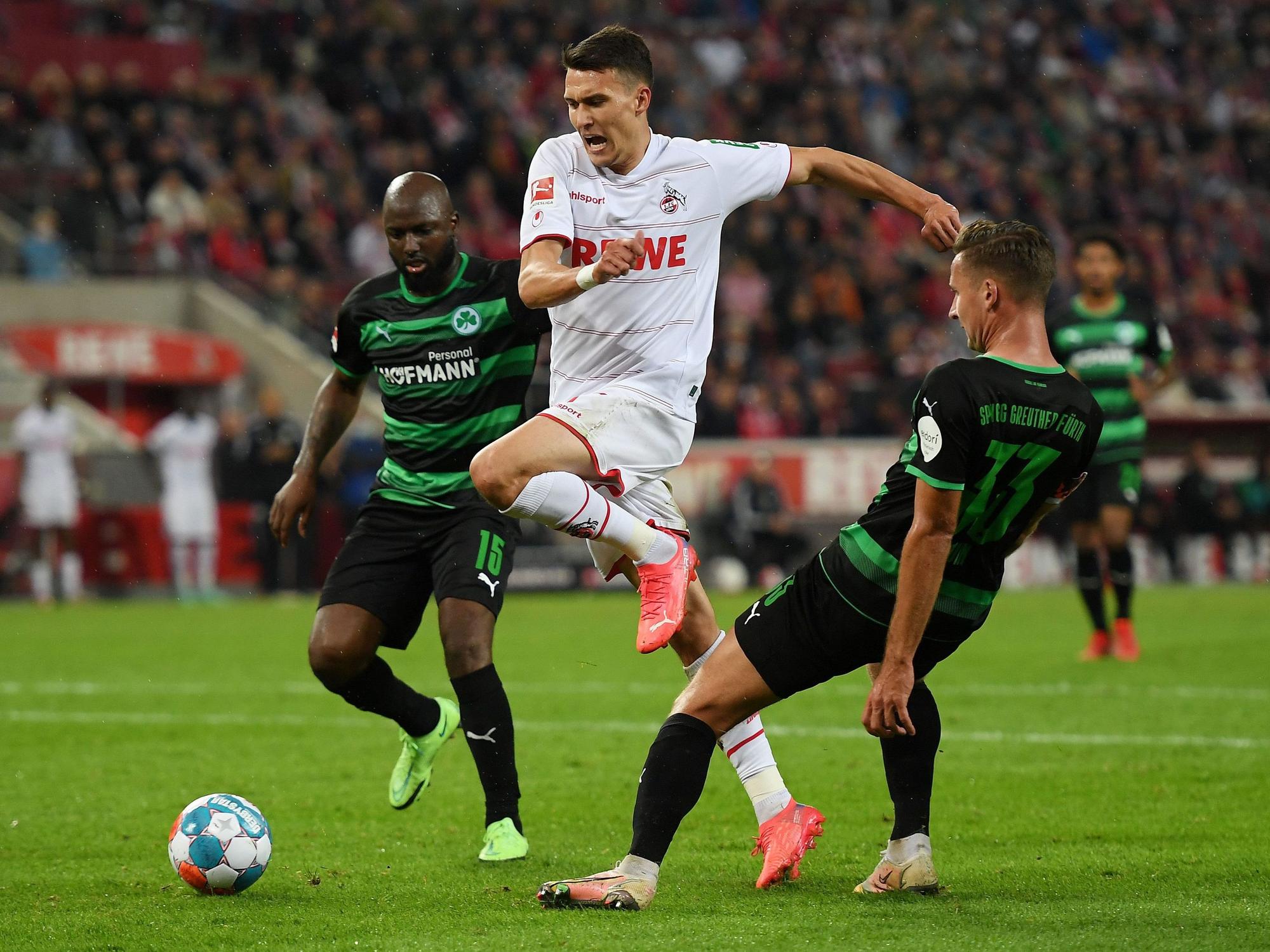 Dejan Ljubicic im Zeikampf beim Heimsieg über Greuther Fürth am 01. Oktober.