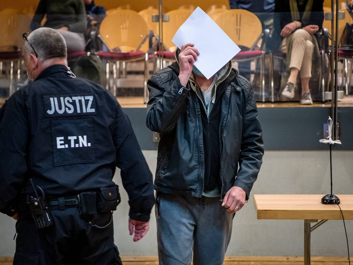 Ein Angeklagter (hier ein Foto vom 18.10.2021) im Mordprozess wird in die Stadthalle geführt. Nach dem Tod einer gefesselten 19-Jährigen in der Weser im niedersächsischen Kreis Nienburg stehen zwei Männer und eine Frau seit Februar wegen Mordes vor Gericht.
