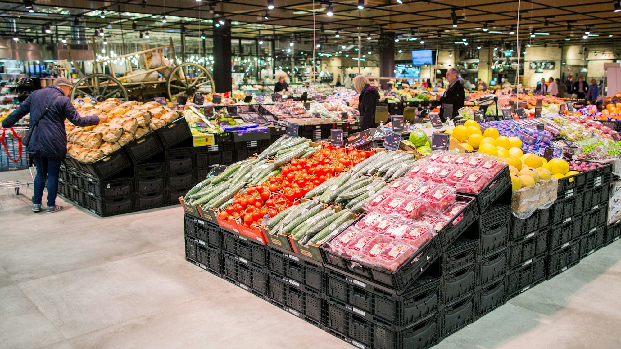 Blick auf die Obst- und Gemüseabteilung in einem Supermarkt. Im Supermarkt aß ein Kunde eine Tomate – bezahlen konnte er nicht. Jetzt drohen ihm rechtliche Konsequenzen.