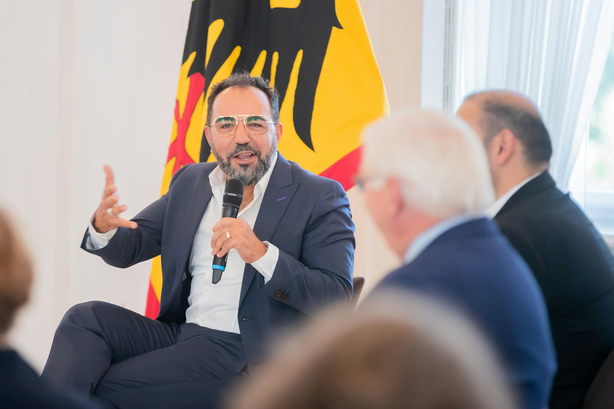 Adnan Maral, Schauspieler, spricht bei einer Gesprächsveranstaltung mit Bürgerinnen und Bürgern mit türkischen Wurzeln im Schloss Bellevue.
