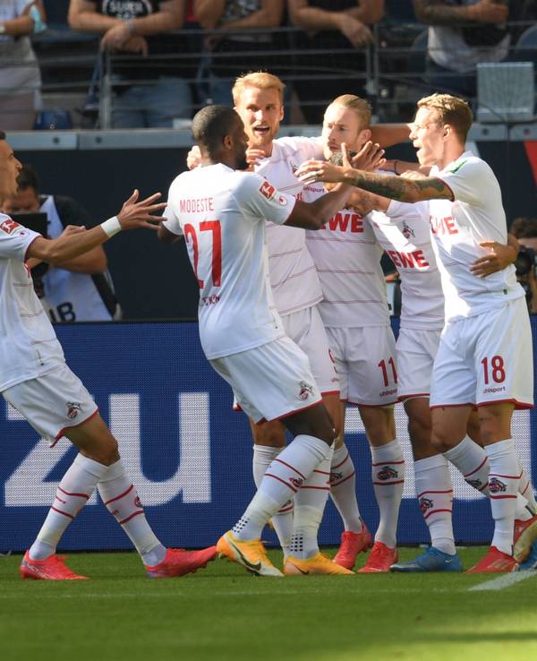 Eintracht Frankfurt gegen den 1. FC Köln. Die Kölner Spieler jubeln nach dem Tor zum 0:1 durch Ellyes Skhiri (2.v.r.).
