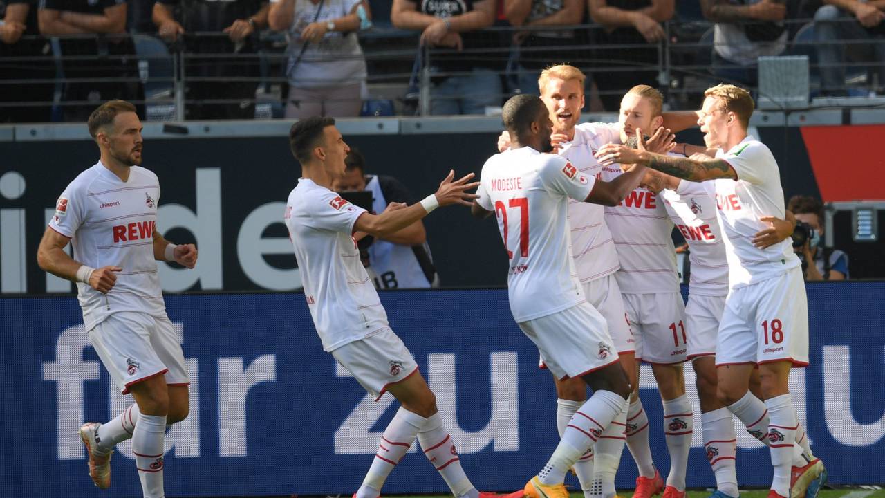 Eintracht Frankfurt gegen den 1. FC Köln. Die Kölner Spieler jubeln nach dem Tor zum 0:1 durch Ellyes Skhiri (2.v.r.).