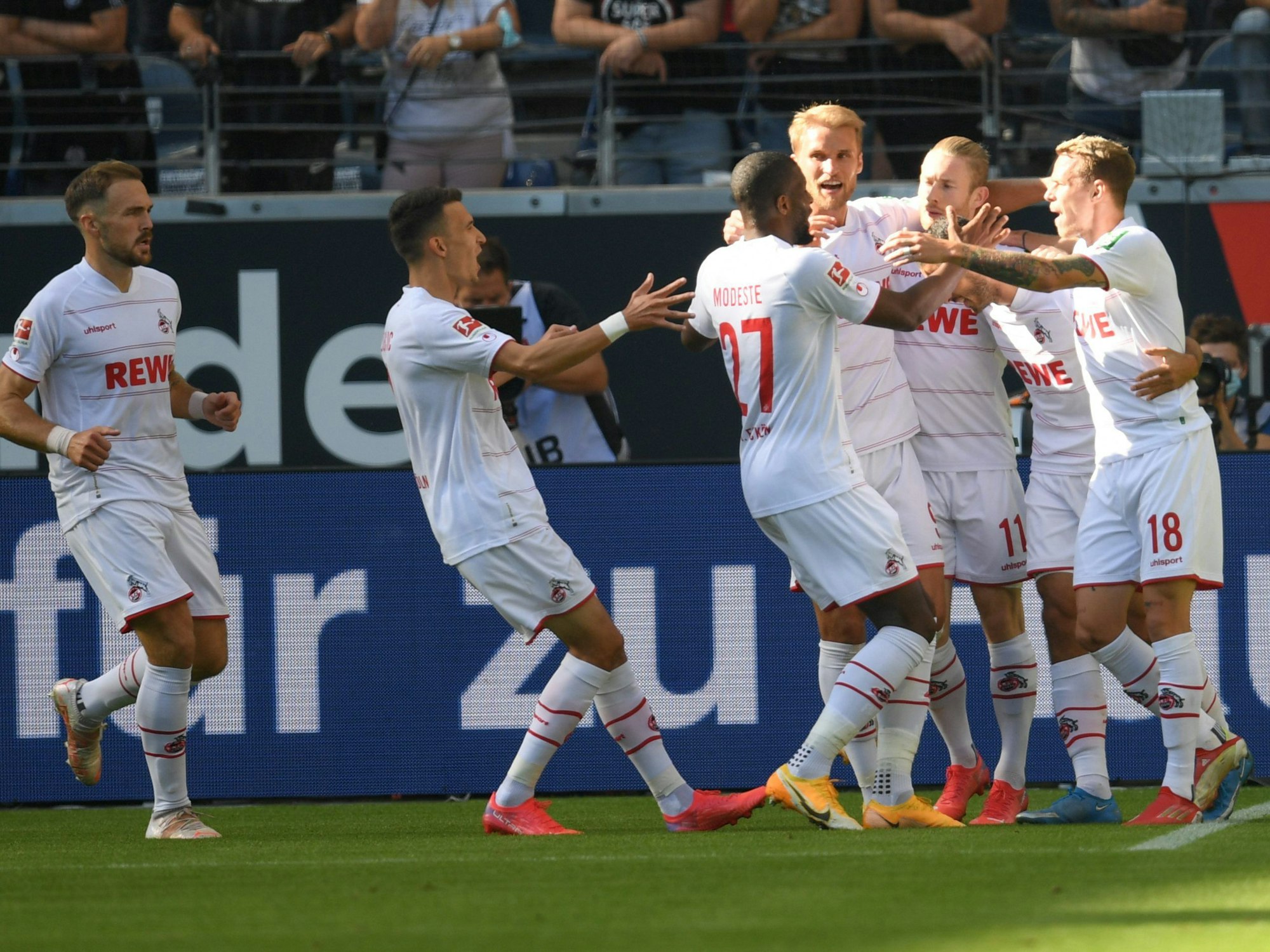 Eintracht Frankfurt gegen den 1. FC Köln. Die Kölner Spieler jubeln nach dem Tor zum 0:1 durch Ellyes Skhiri (2.v.r.).