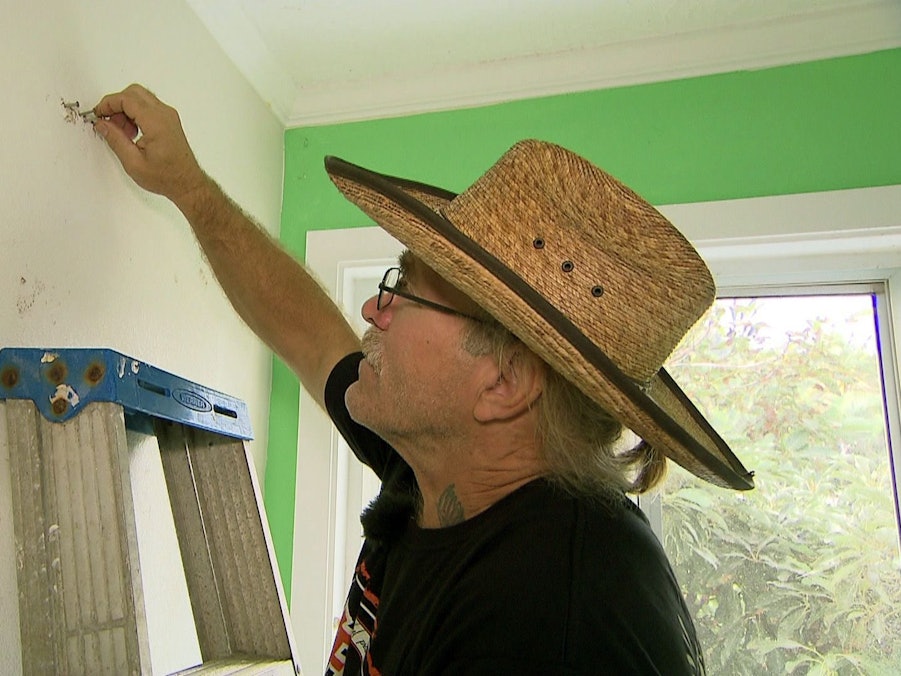 Die Sendung „Die Reimanns - Ein außergewöhnliches Leben“ begleitet Konny und Manu Reimann bei ihrem Neustart auf Hawaii. Auf dem Foto sieht man Konny Reimann beim Renovieren des Strandhauses auf Hawaii.