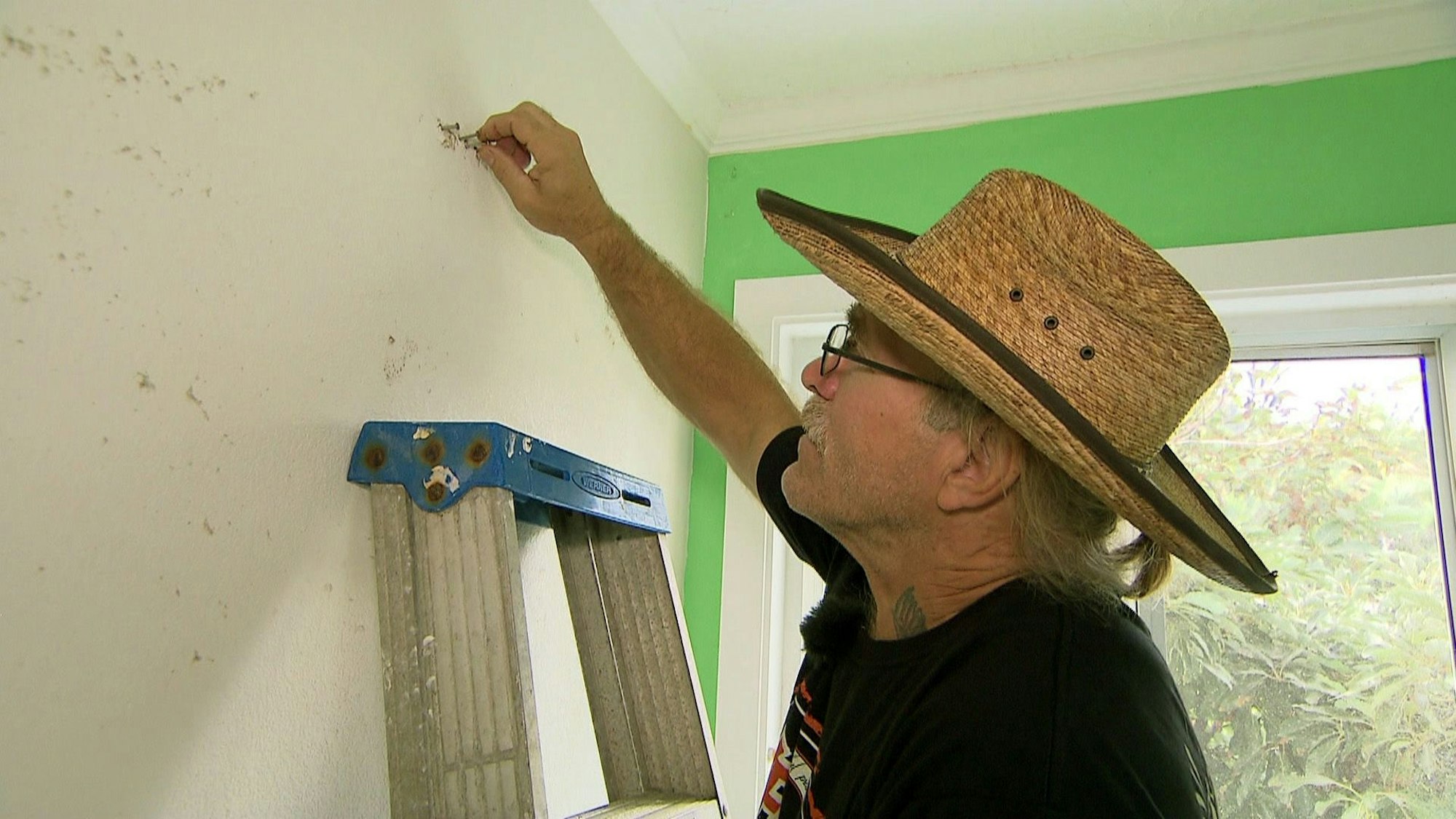 Die Sendung „Die Reimanns - Ein außergewöhnliches Leben“ begleitet Konny und Manu Reimann bei ihrem Neustart auf Hawaii. Auf dem Foto sieht man Konny Reimann beim Renovieren des Strandhauses auf Hawaii.