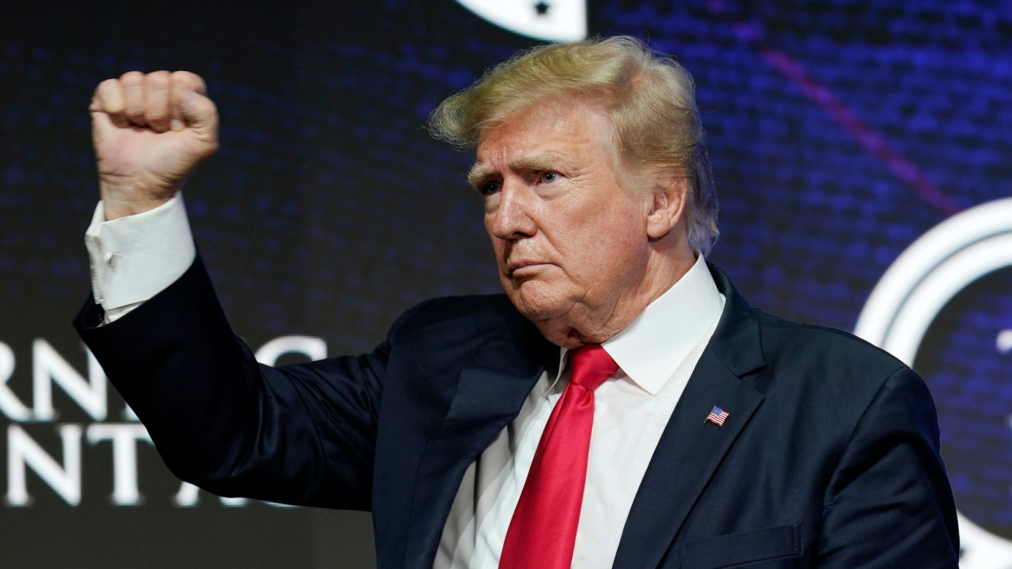 Donald Trump, ehemaliger Präsident der USA, hebt seine Faust bei einer „Turning Point Action“-Veranstaltung.