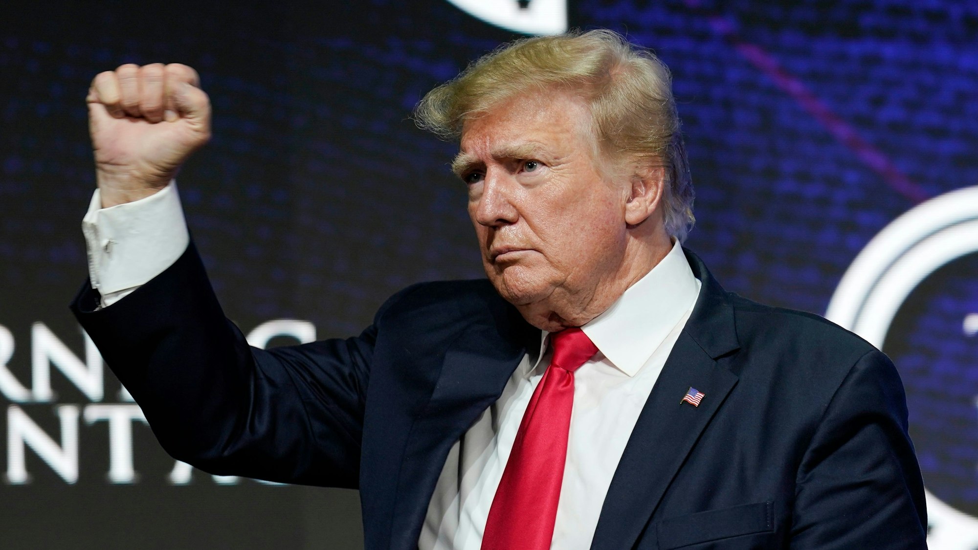 Donald Trump, ehemaliger Präsident der USA, hebt seine Faust bei einer „Turning Point Action“-Veranstaltung.