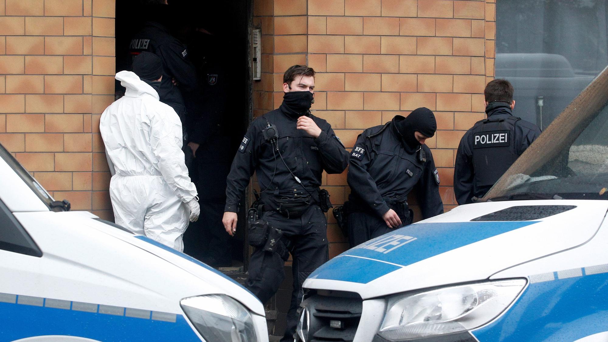 Polizisten durchsuchen während einer großen Drogenrazzia ein Haus.