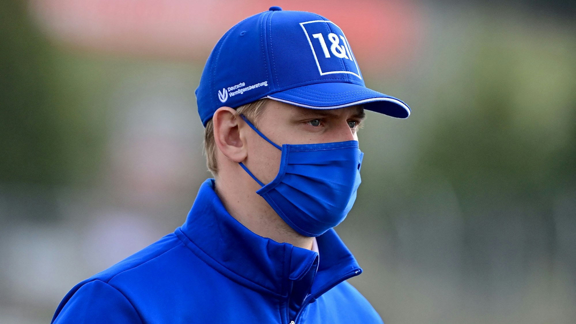 Mick Schumacher geht mit Maske durch das Fahrerlager der Formel 1.