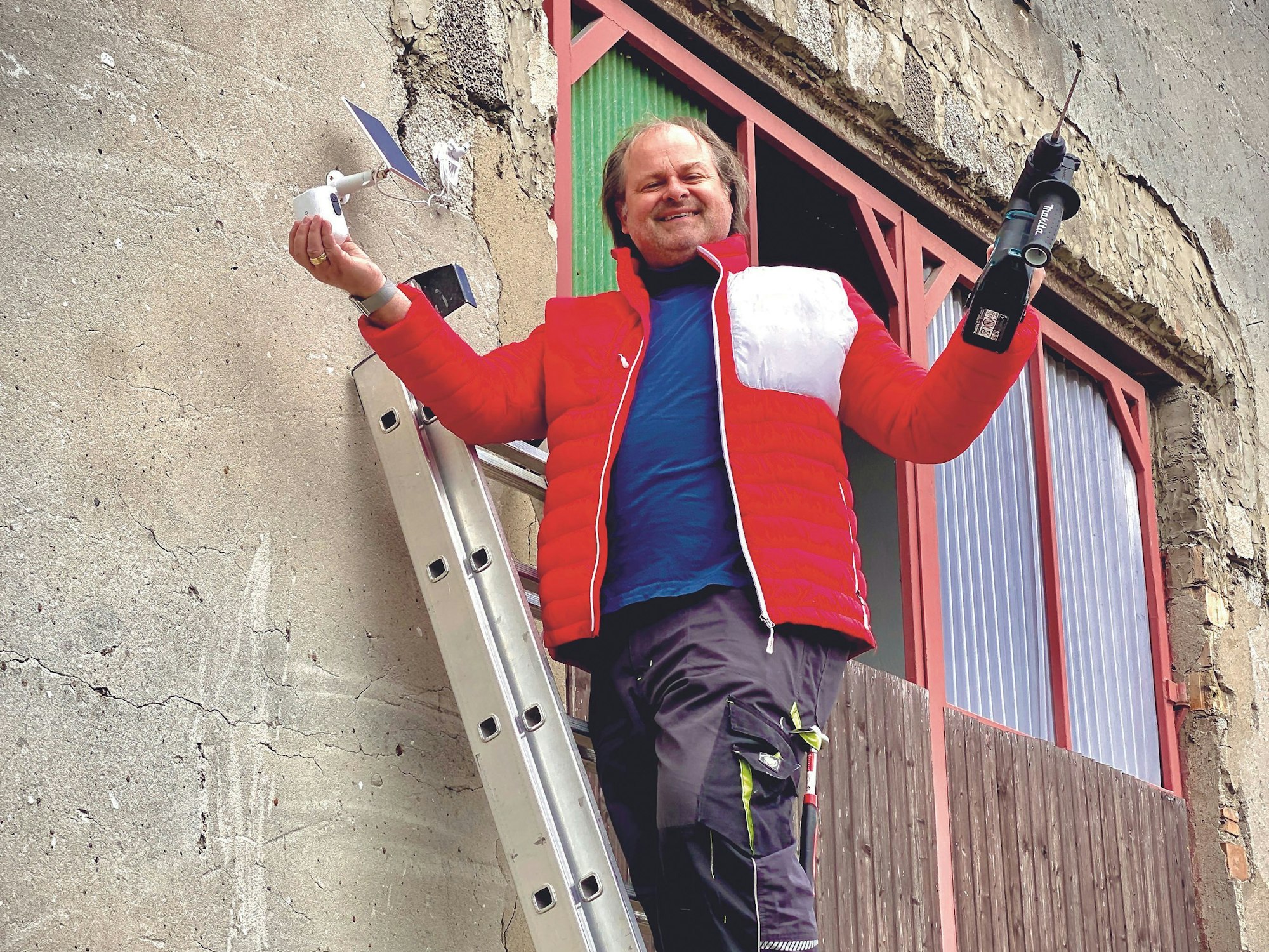 Markus Majowski steht in Handwerker-Outfit auf einer Leiter. Als die Theater in der Pandemie dicht machten, begann Markus Majowski eine Ausbildung als Elektro-Installateur.