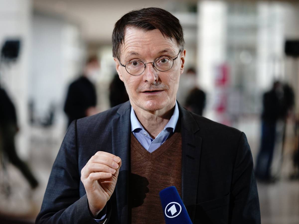 Karl Lauterbach (hier im März 2021 im Bundestag) hat sich im Zusammenhang mit neuen Studiendaten besorgt geäußert.