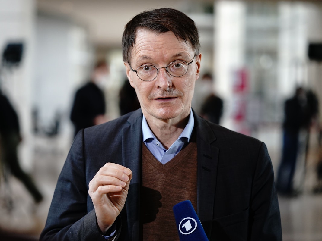 Karl Lauterbach (hier im März 2021 im Bundestag) hat sich im Zusammenhang mit neuen Studiendaten besorgt geäußert.