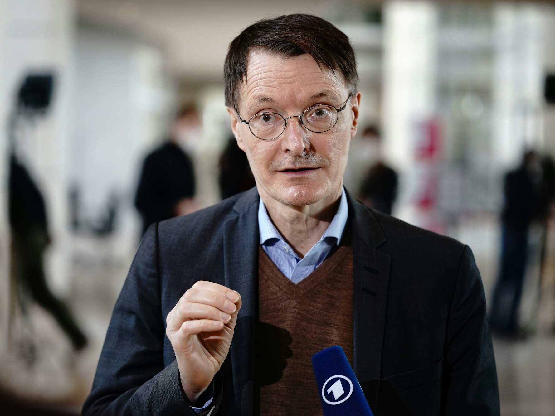 Karl Lauterbach (hier im März 2021 im Bundestag) hat sich im Zusammenhang mit neuen Studiendaten besorgt geäußert.