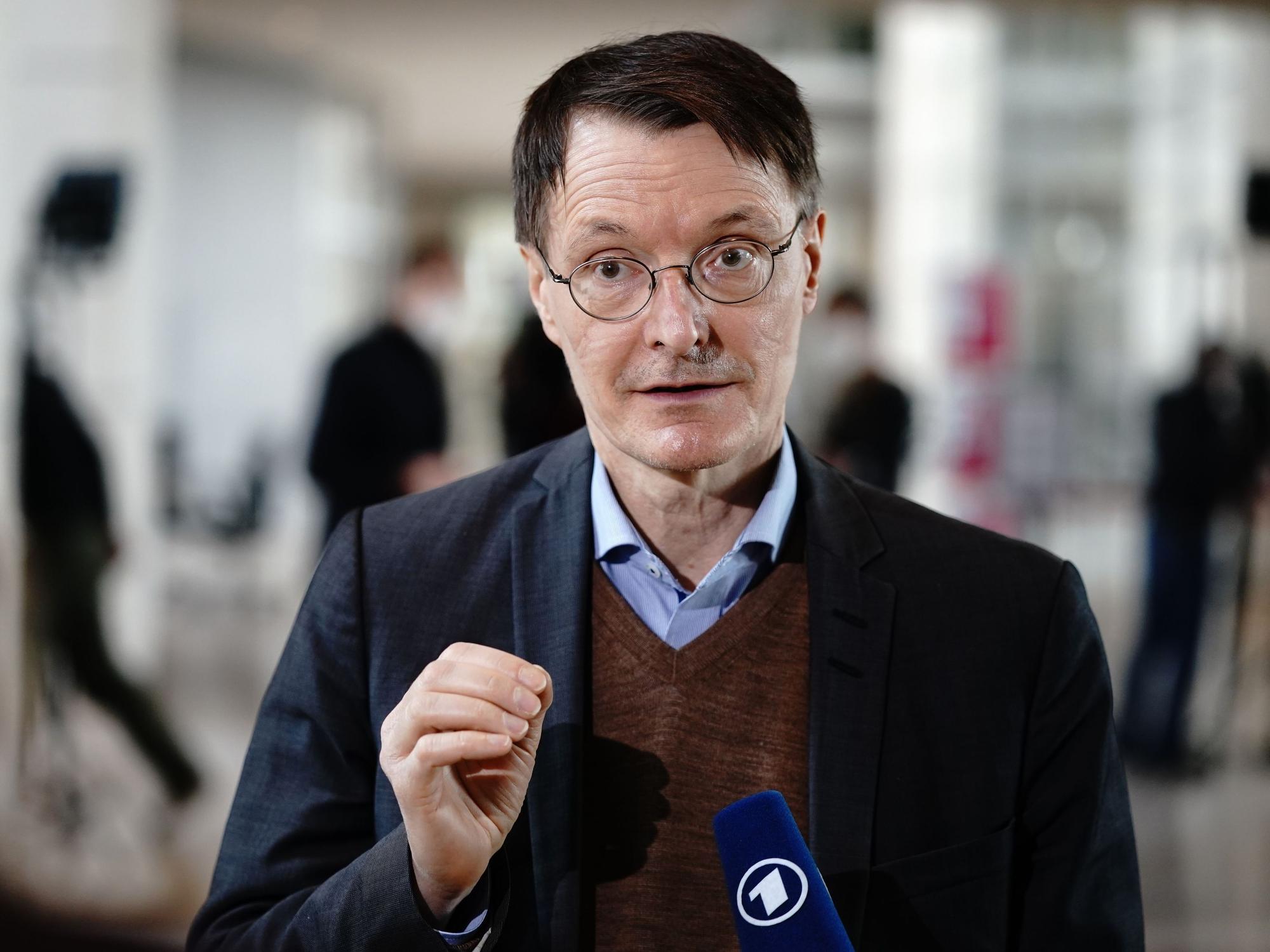 Karl Lauterbach (hier im März 2021 im Bundestag) hat sich im Zusammenhang mit neuen Studiendaten besorgt geäußert.