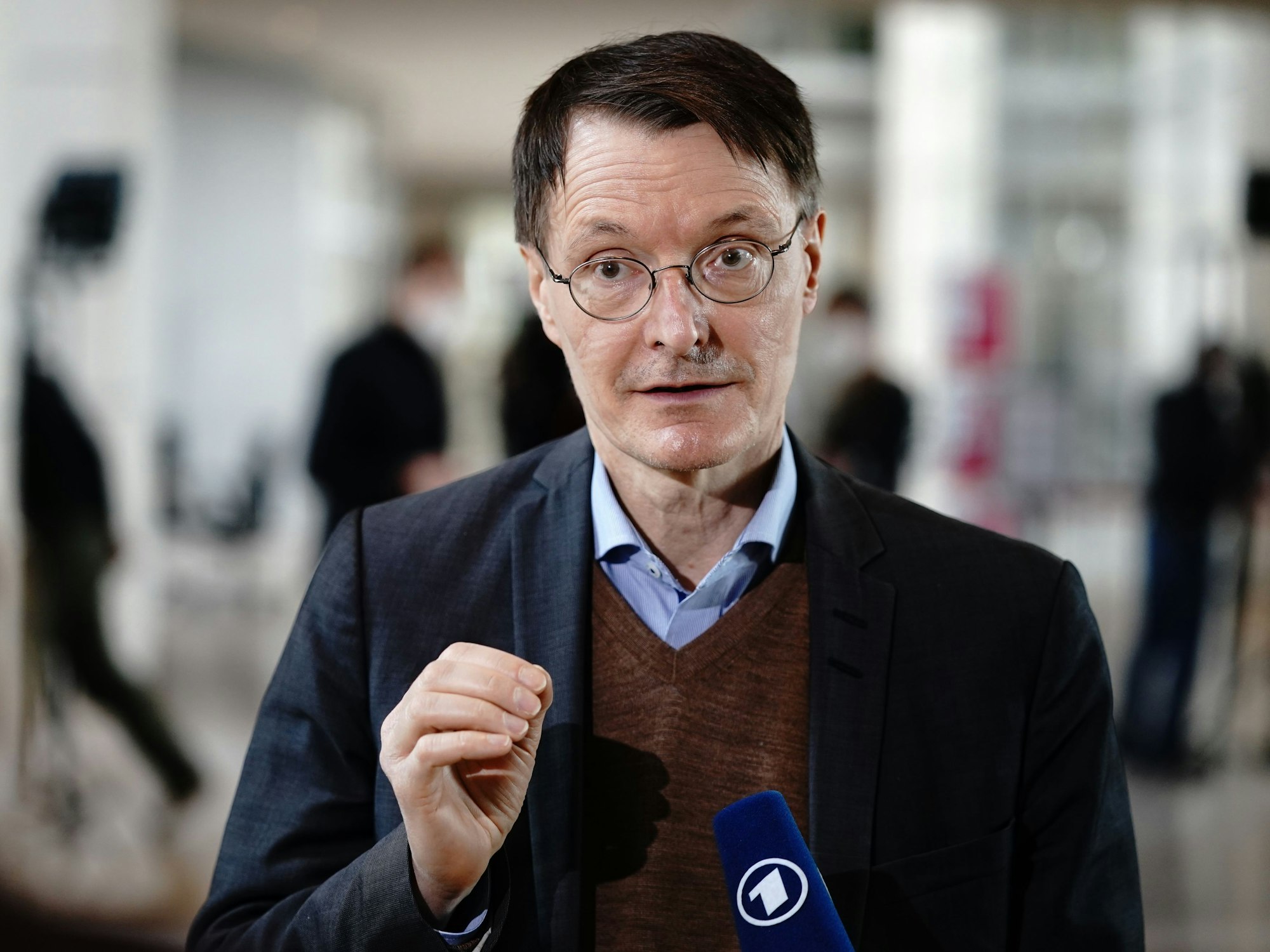 Karl Lauterbach (hier im März 2021 im Bundestag) hat sich im Zusammenhang mit neuen Studiendaten besorgt geäußert.