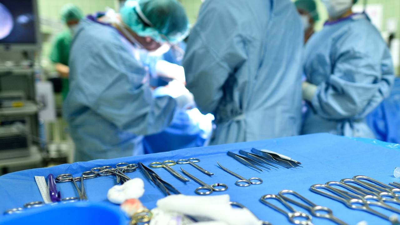 Medizinisches Person während einer Operation.