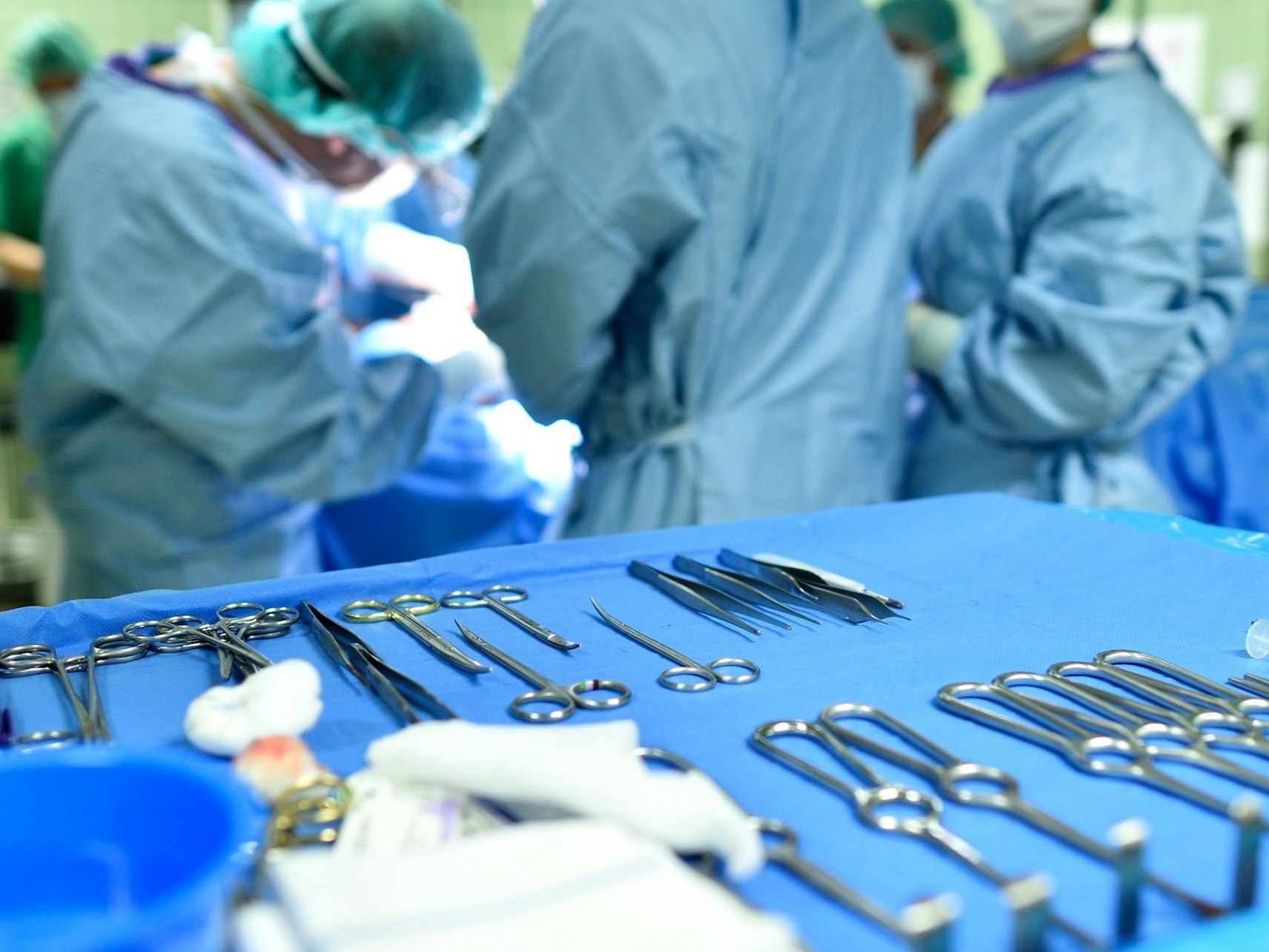 Medizinisches Person während einer Operation.