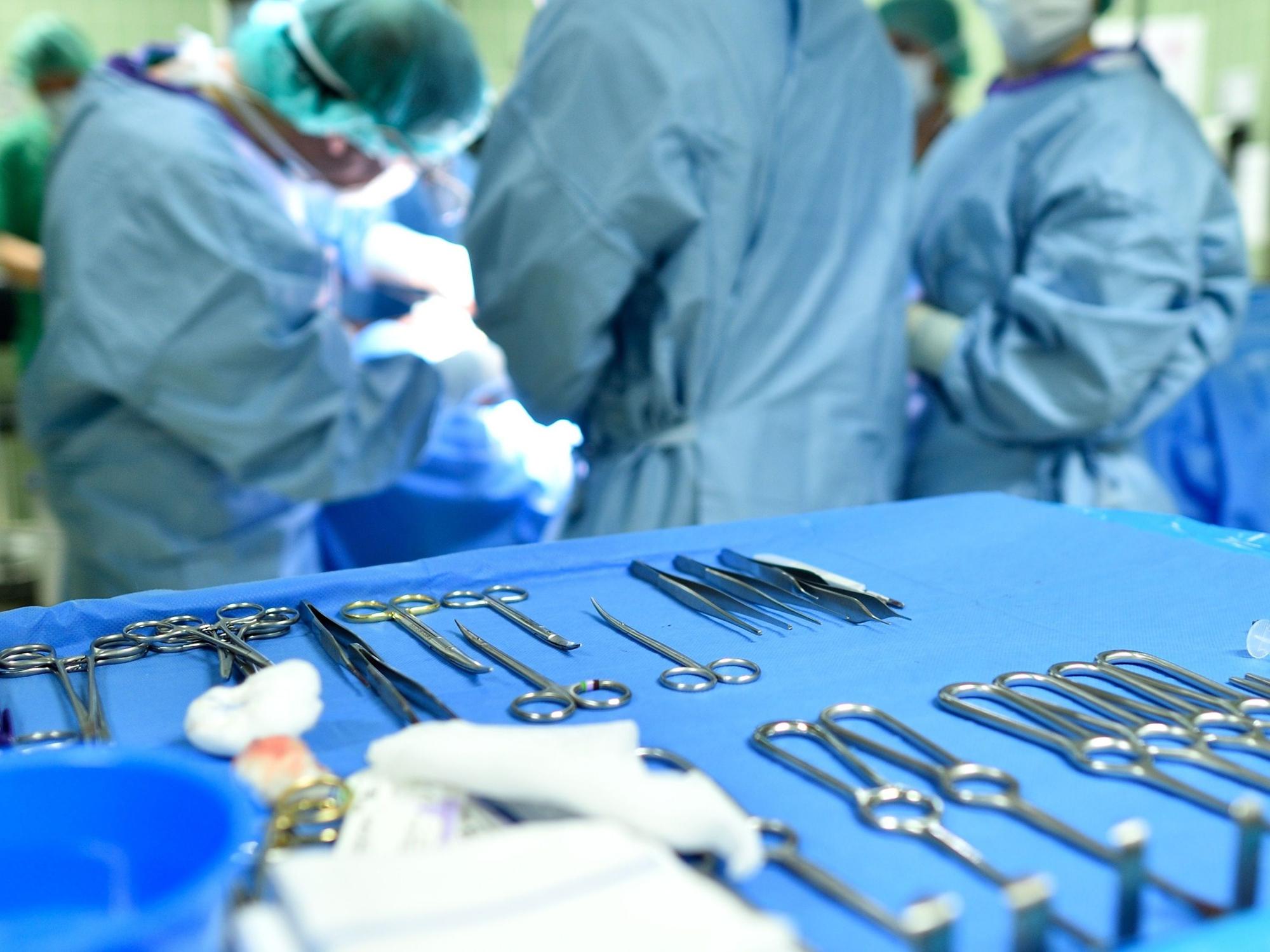Medizinisches Person während einer Operation.