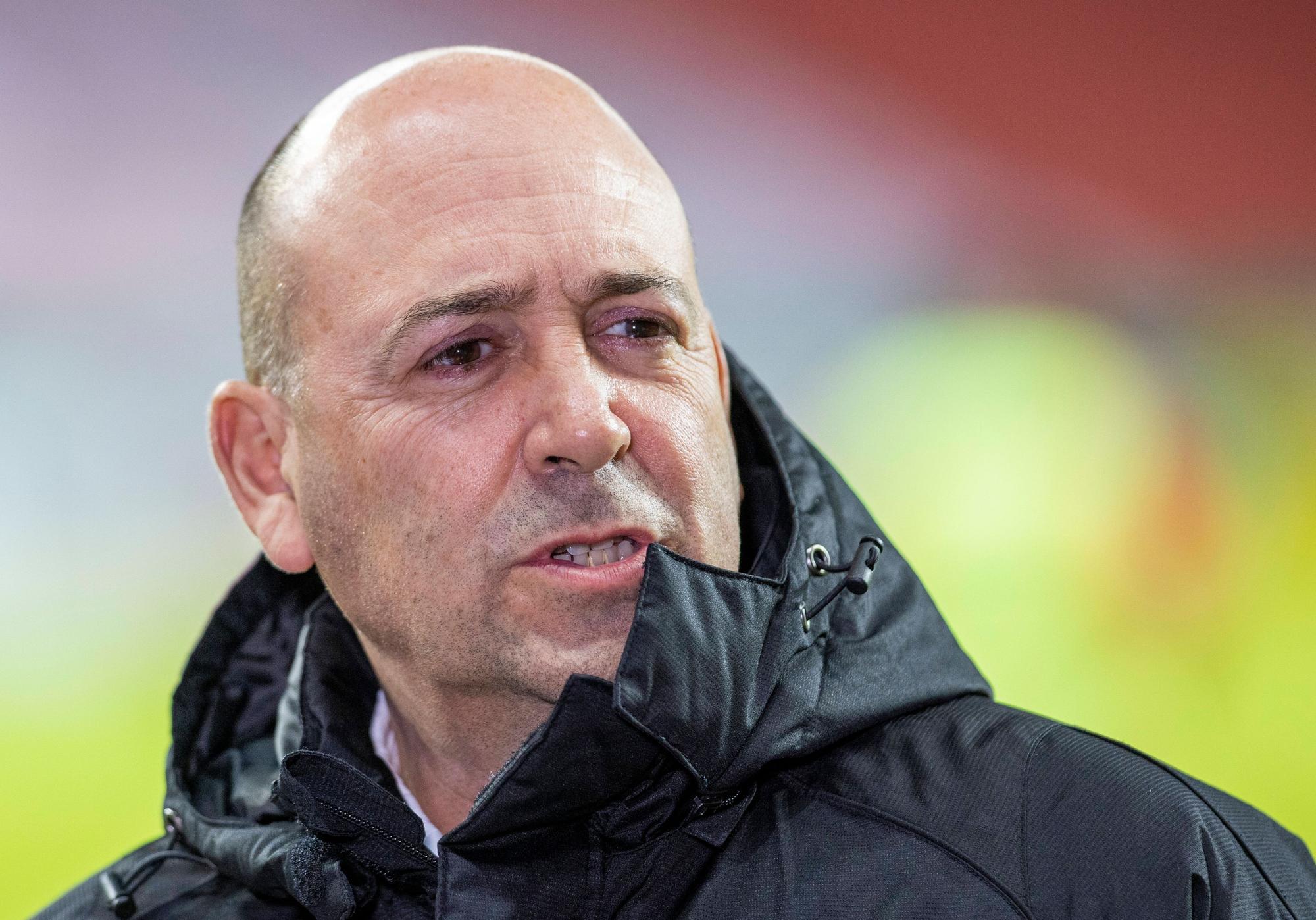 Fernando Carro am Spielfeldrand.