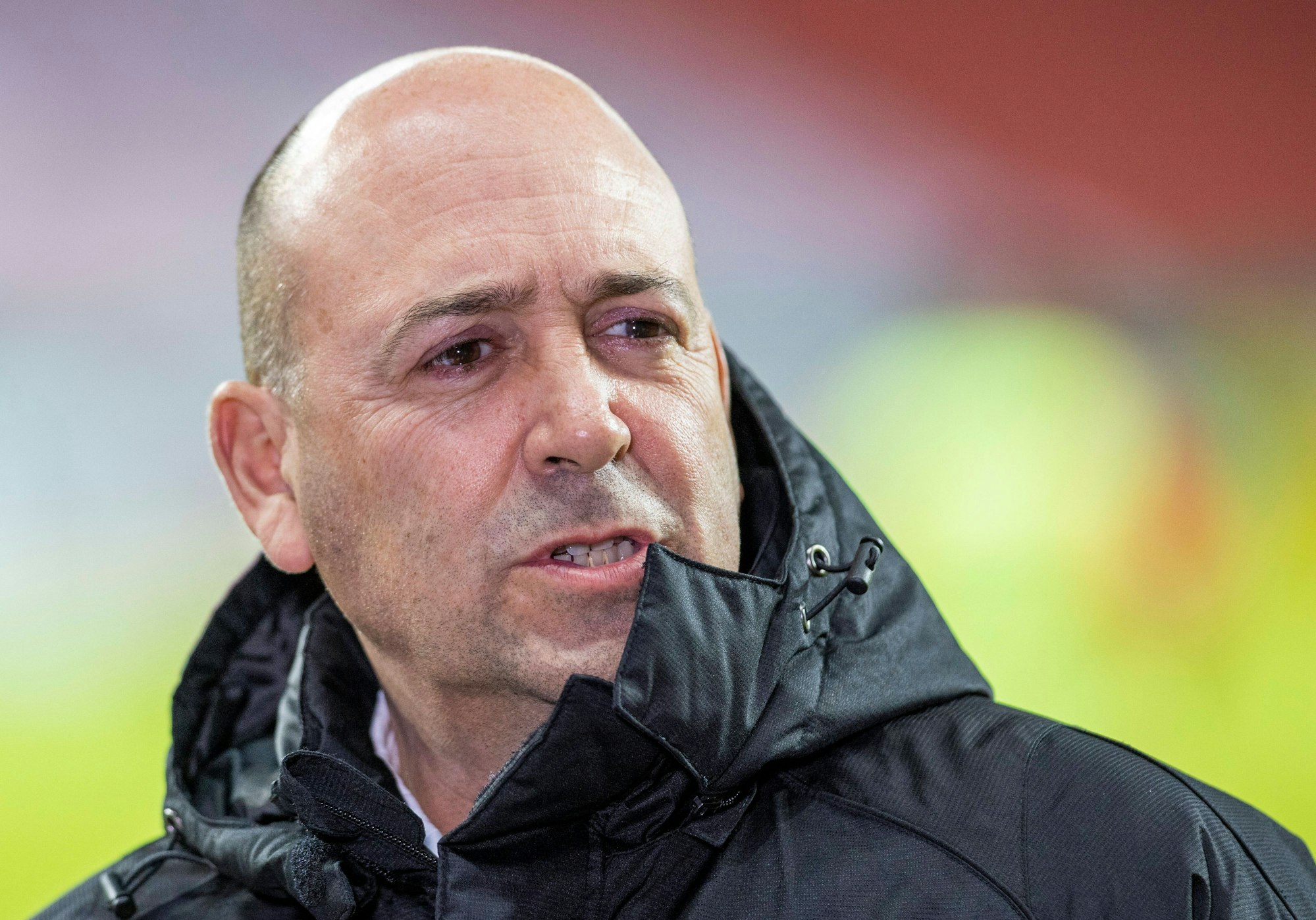 Fernando Carro am Spielfeldrand.