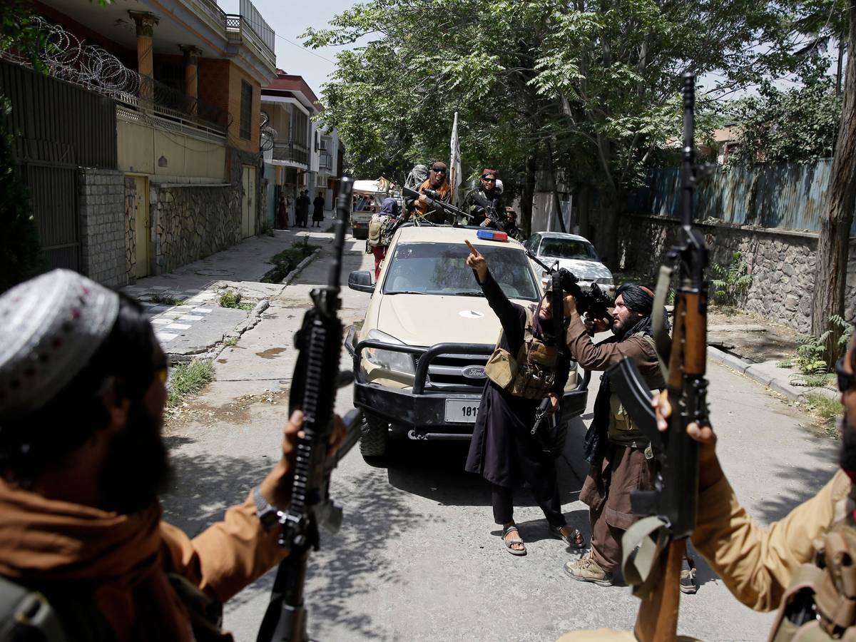 Bewaffnete Taliban patrouillieren in Afghanistan auf der Straße
