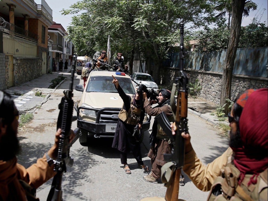 Bewaffnete Taliban patrouillieren in Afghanistan auf der Straße